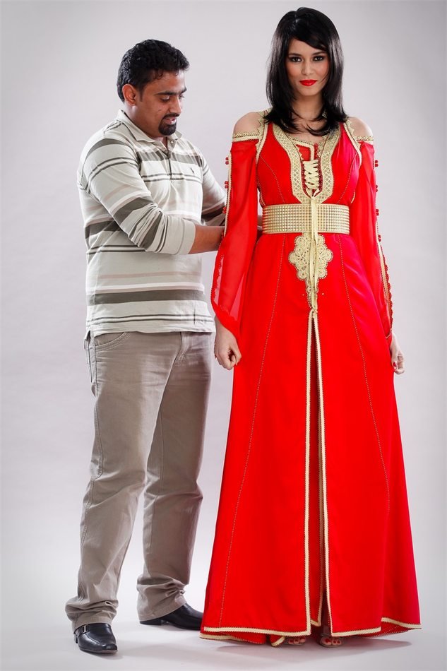 Essayage d’un caftan rouge brodé d’or en studio