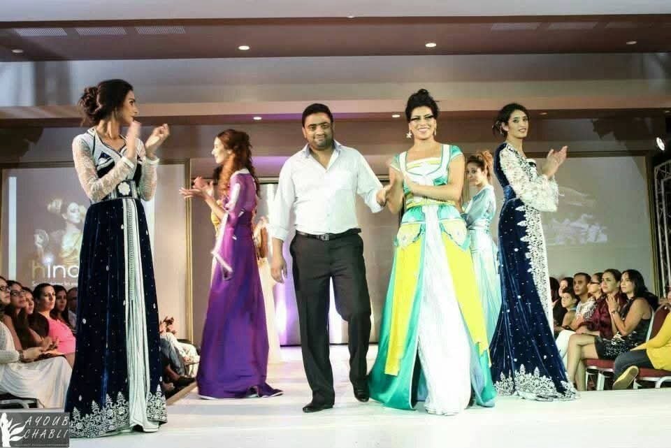 Noureddine Boujarnija saluant le public à la fin d’un défilé de CAFTAN EN LIGNE