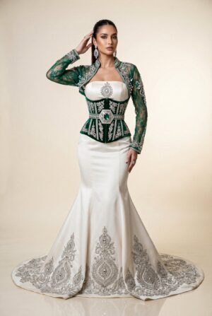 Takchita bustier coupe sirène blanc cassé et boléro de dentelle verte, broderies argent