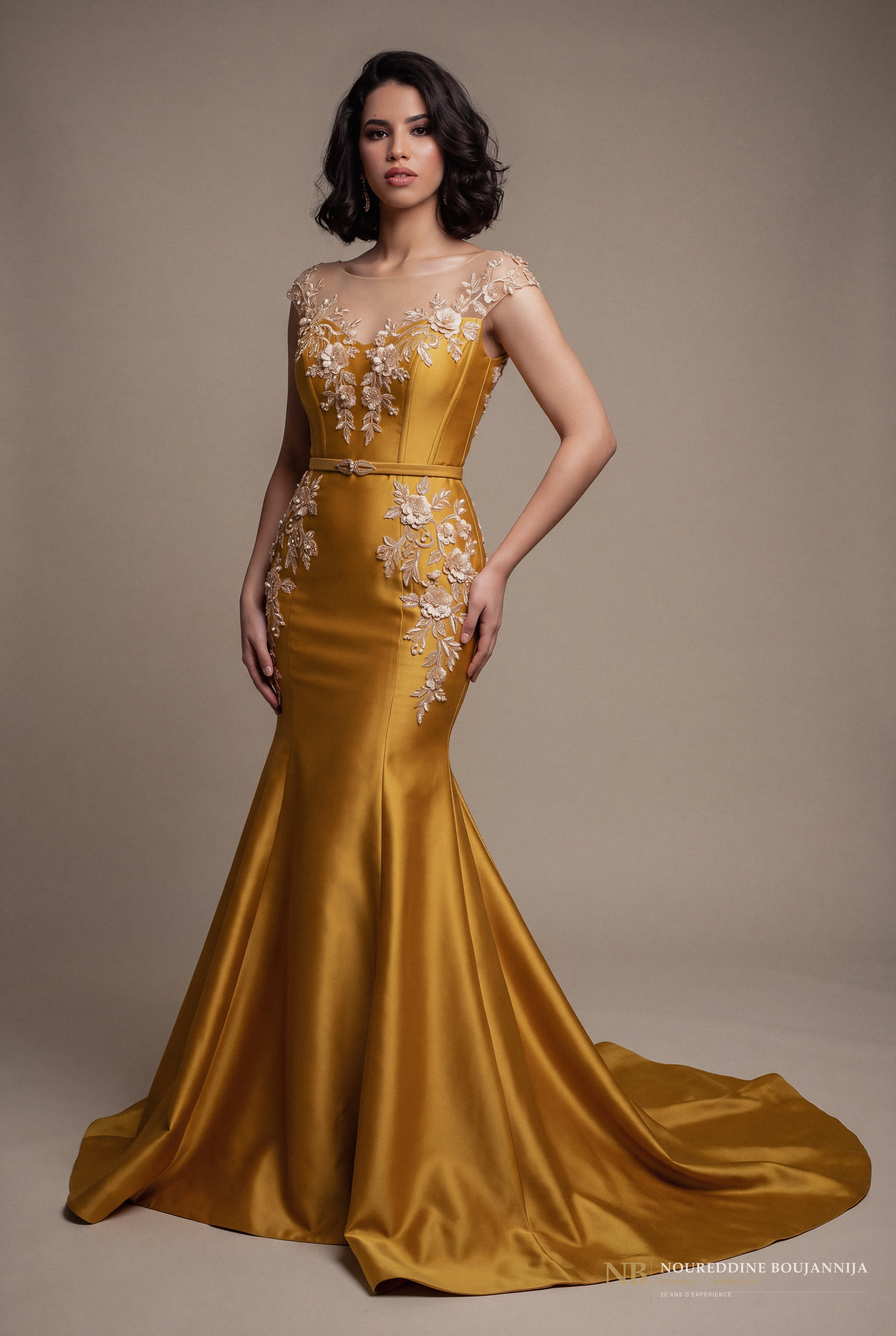 Caftan sirène ocre doré Épaule Lumière – vue principale