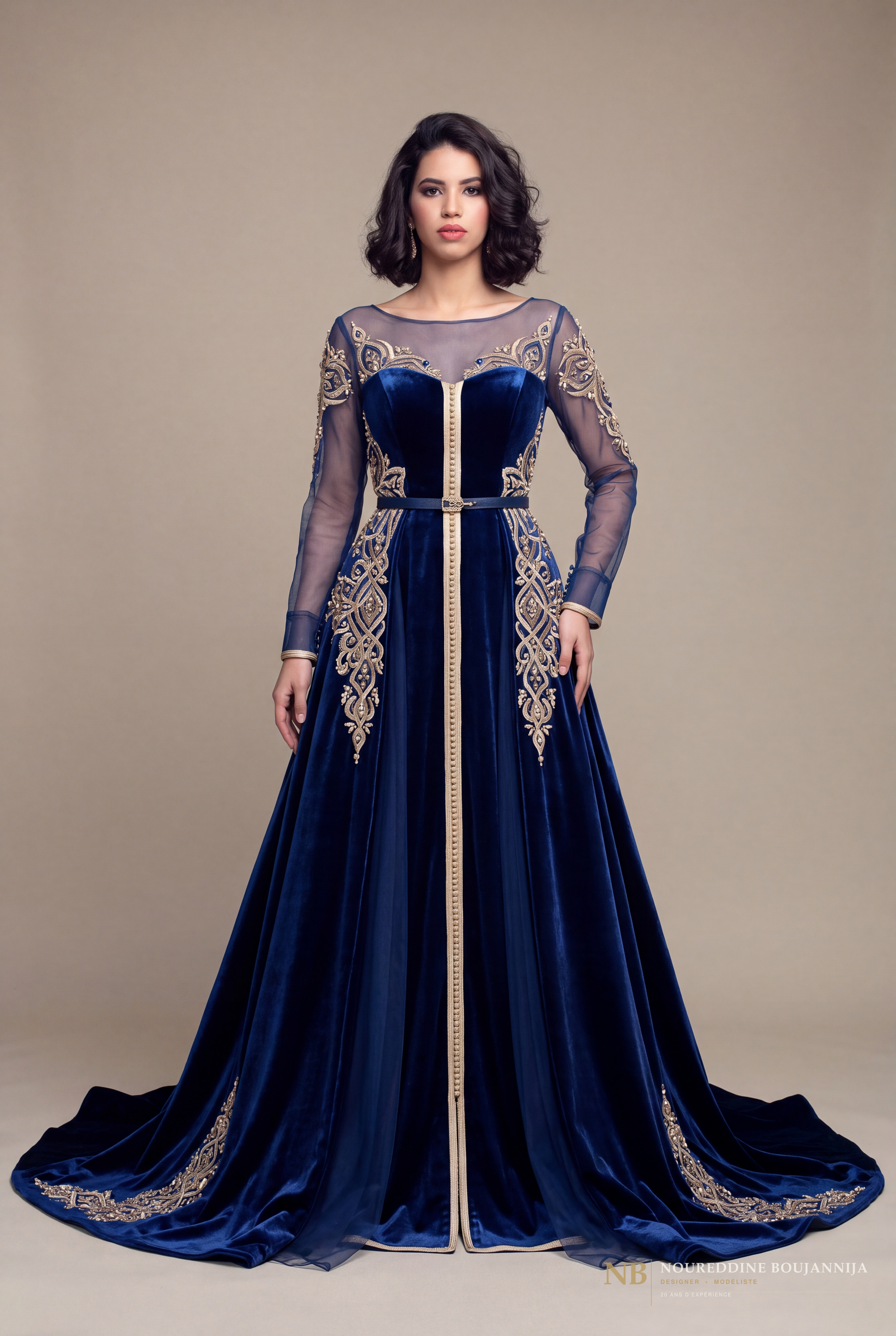 Caftan Sillage en velours bleu nuit avec cape structurée