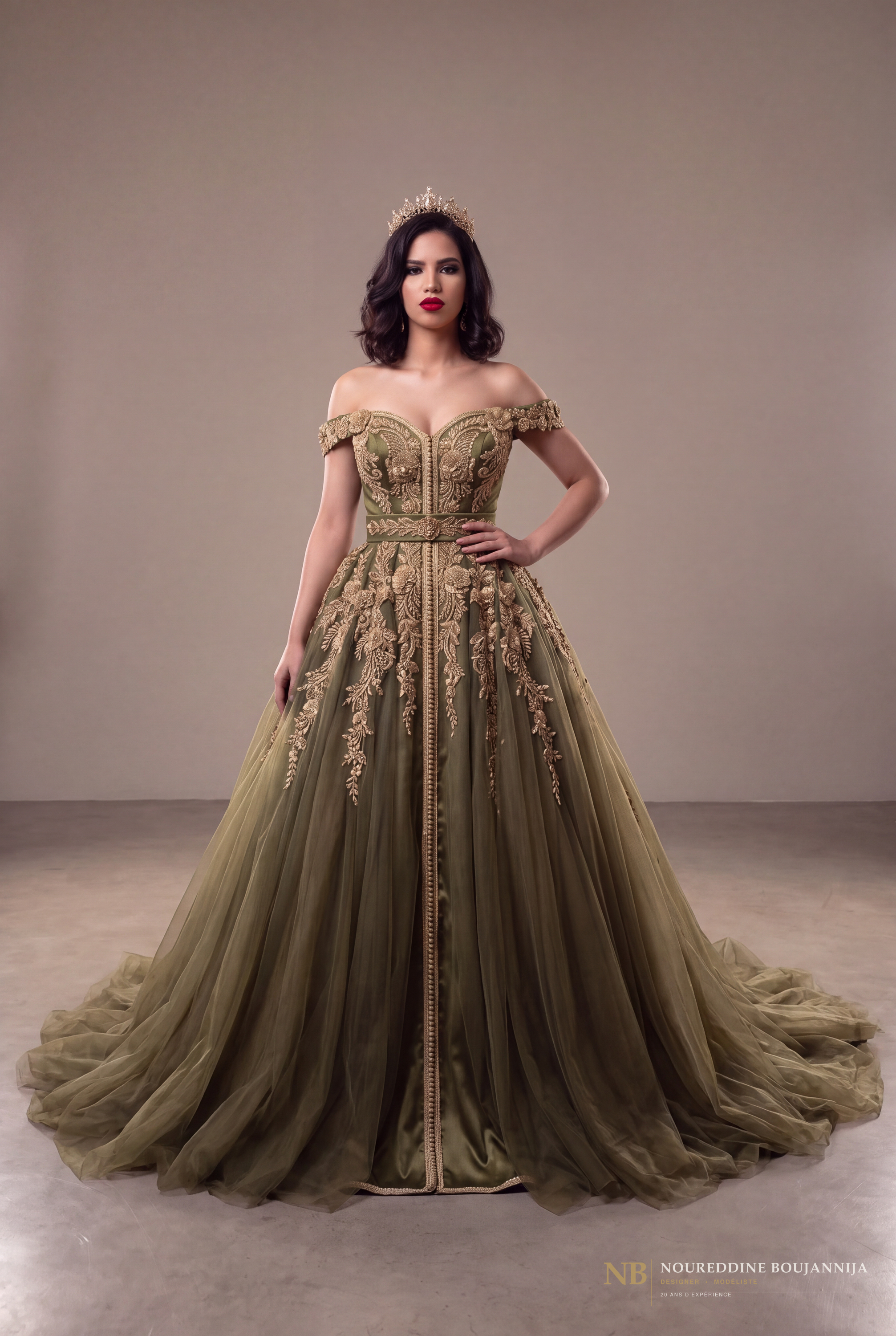 Robe caftan olive Velours d’Or, silhouette de cérémonie 2027