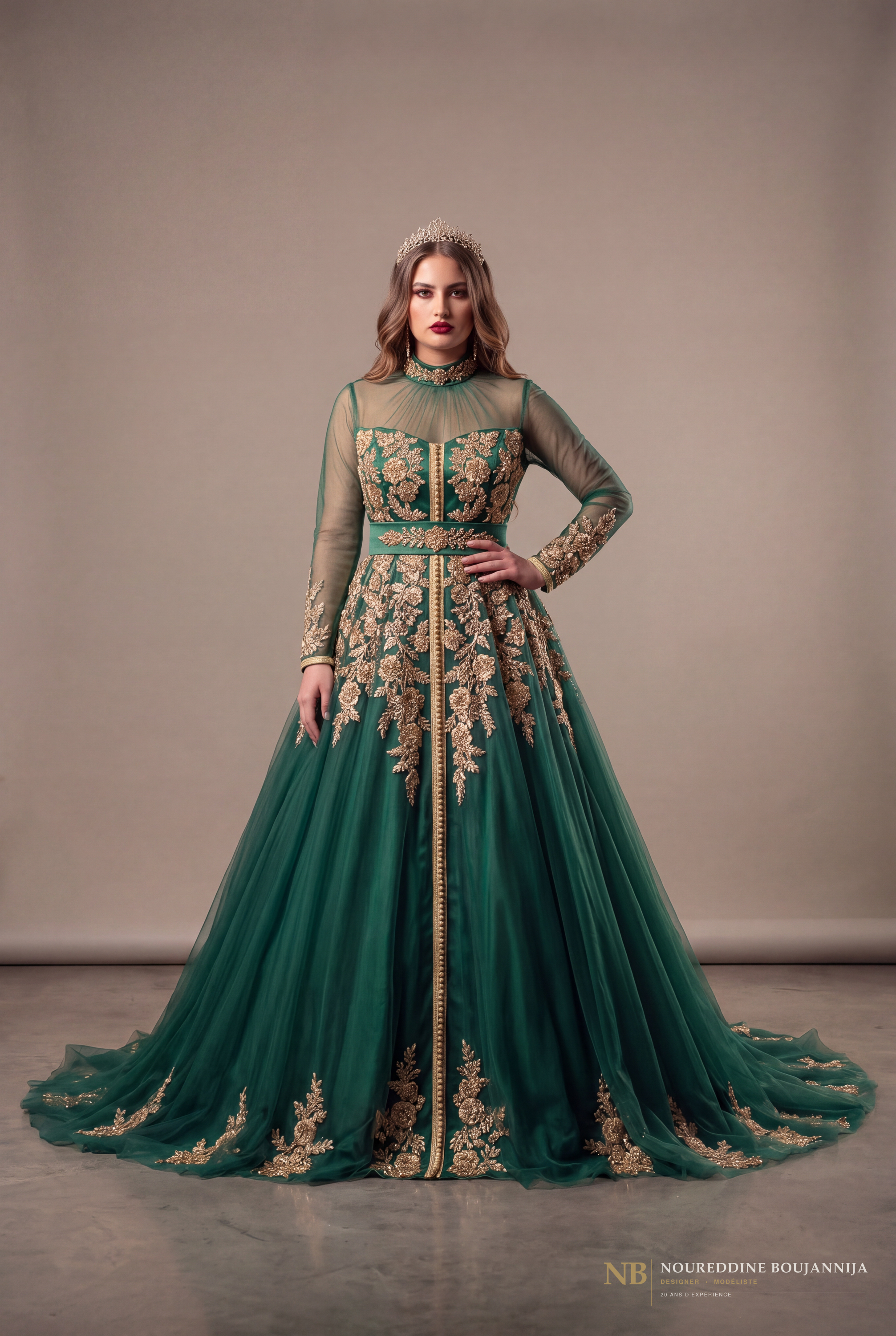 Caftan vert émeraude Jardin Doré, silhouette longue brodée d’or