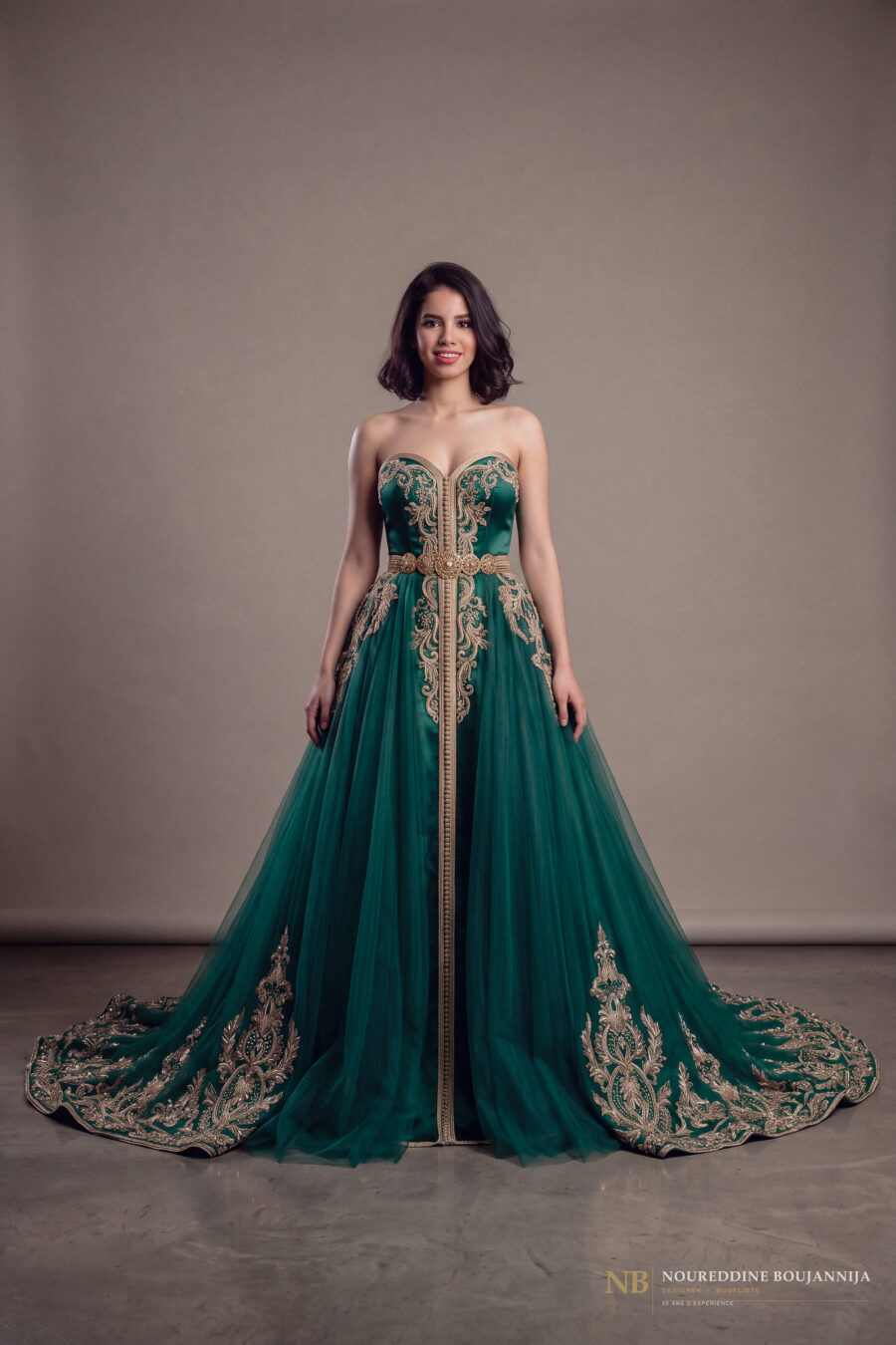 Caftan bustier vert émeraude à large traîne brodée d’or