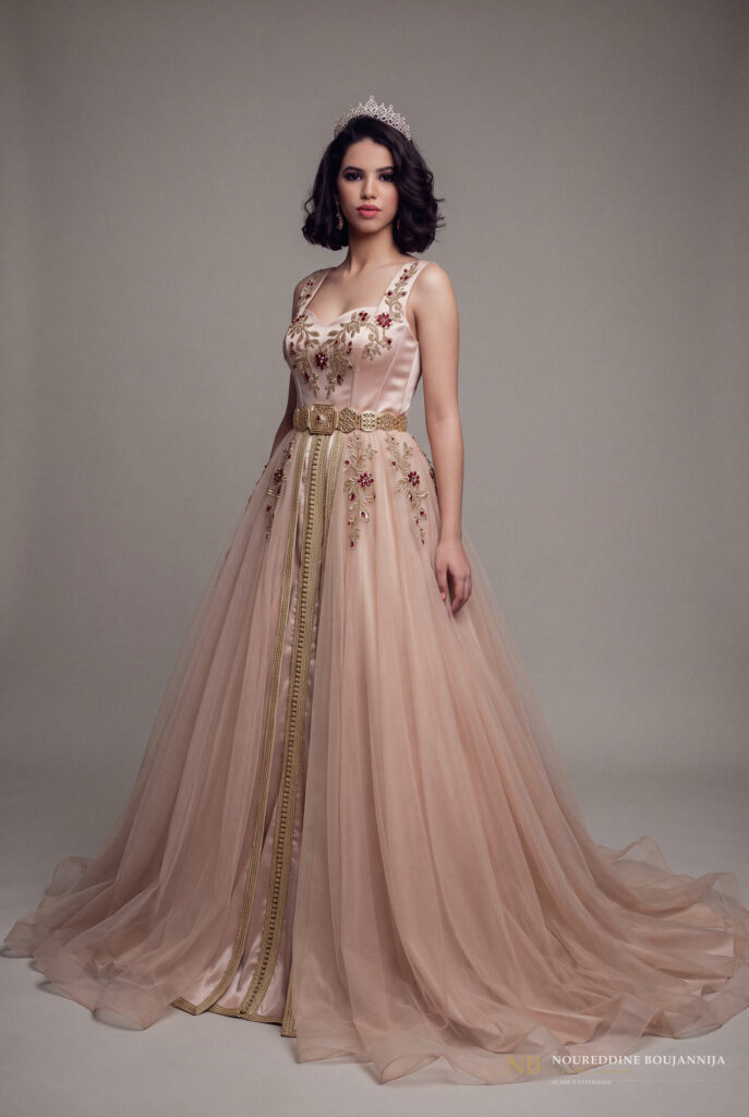 Caftan rose poudré à épaule asymétrique Rosée d’Or