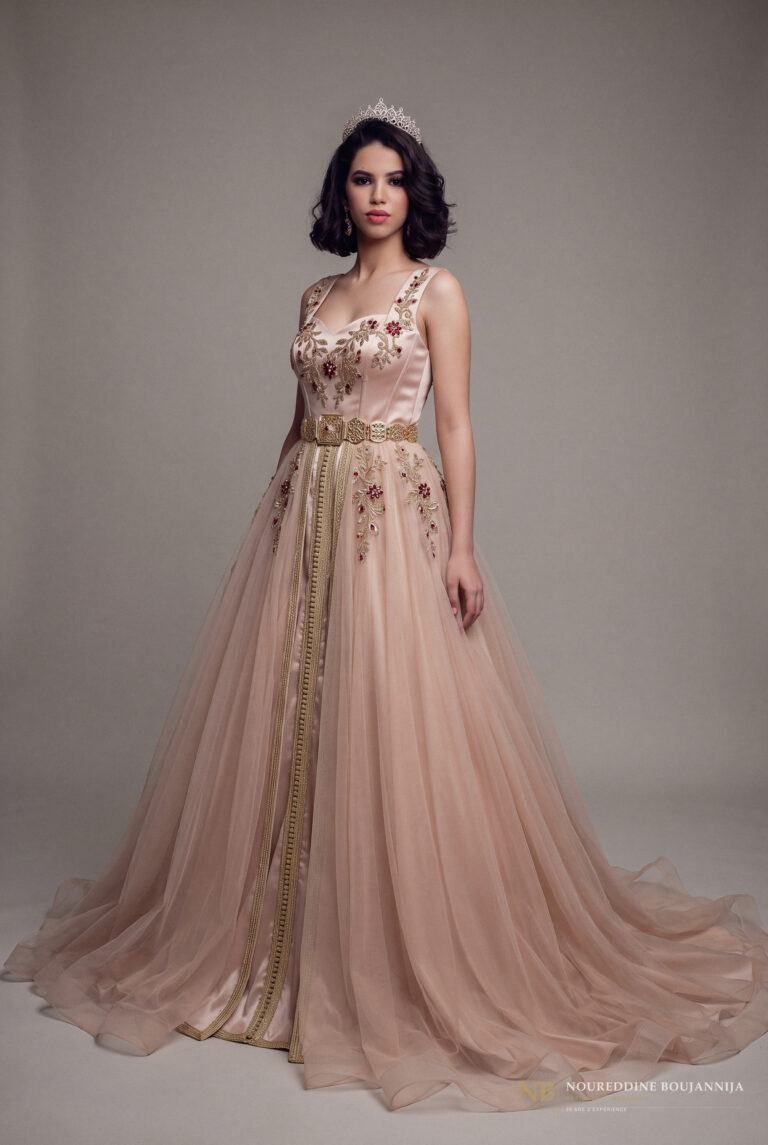 Caftan rose poudré à épaule asymétrique Rosée d’Or