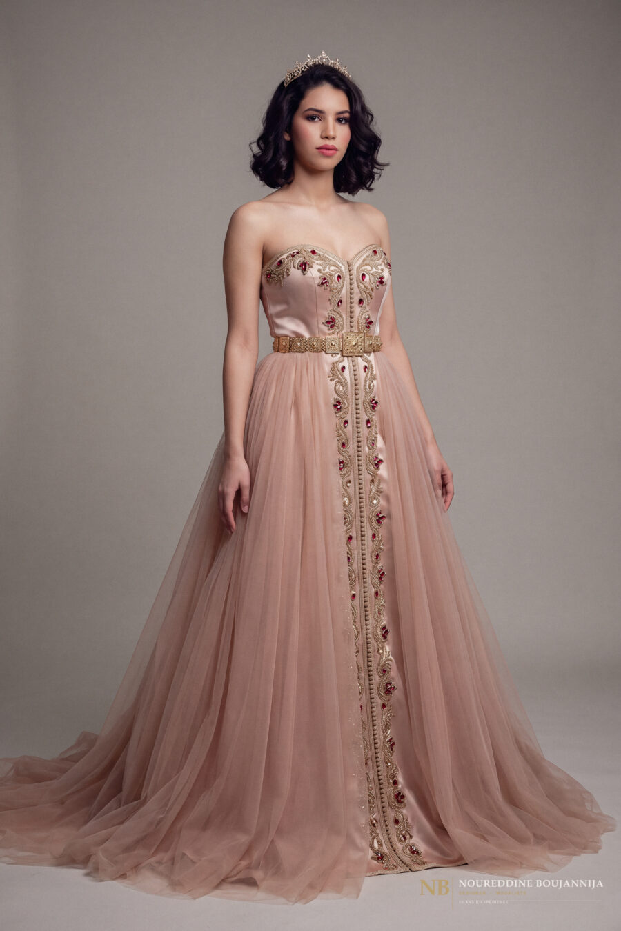 Caftan bustier rose poudré Ruban Grenat, broderie verticale dorée à accents grenat