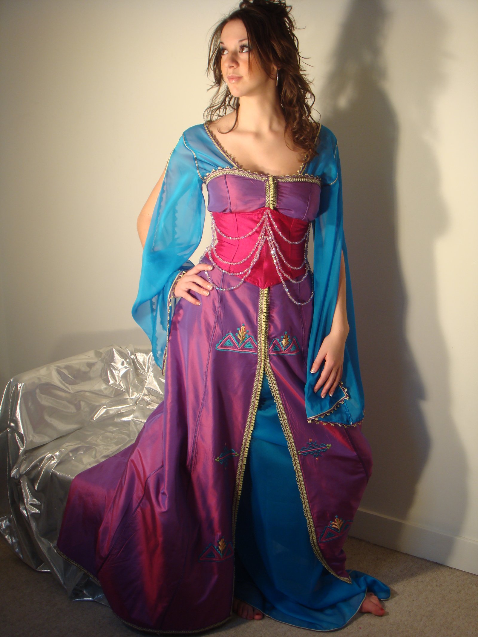 Caftan marocain bicolore turquoise et violet avec bordures dorées, archives 2008