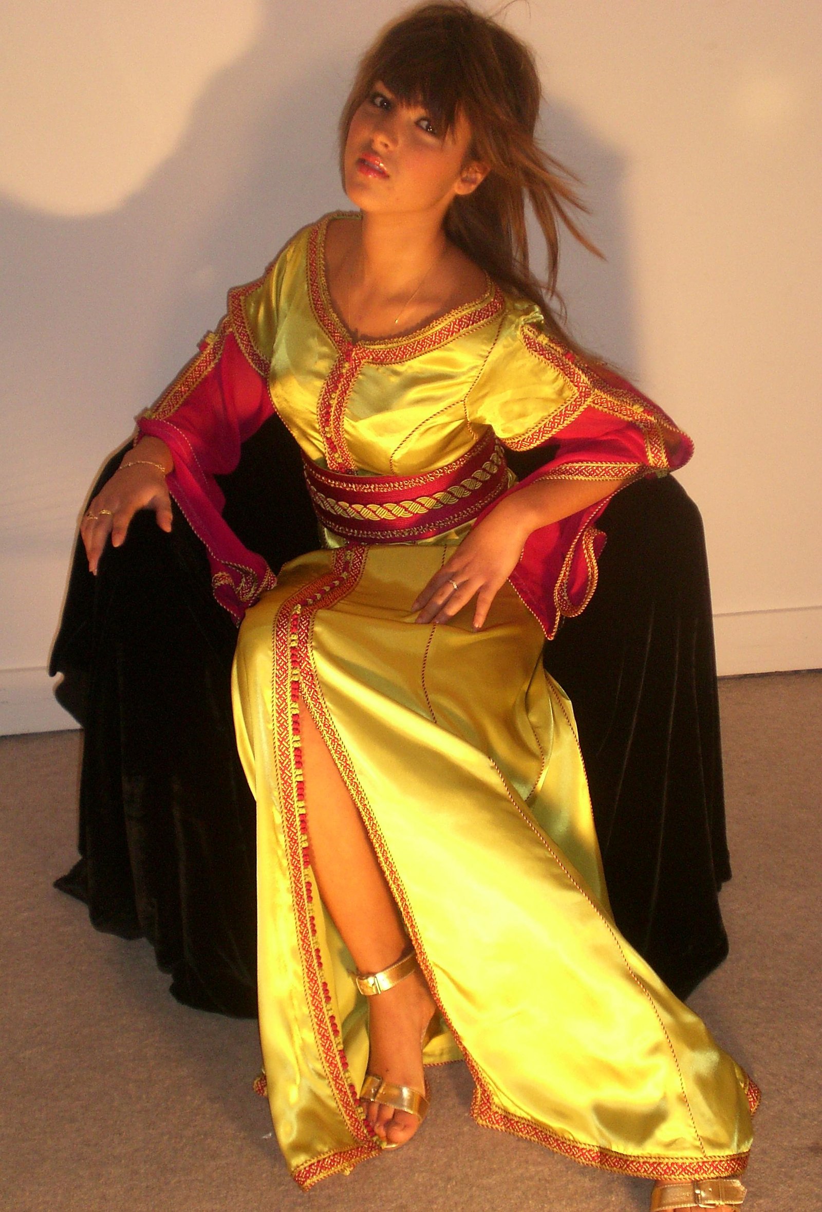 Caftan marocain vert pistache lumineux et fuchsia avec bordures décoratives, collection 2009