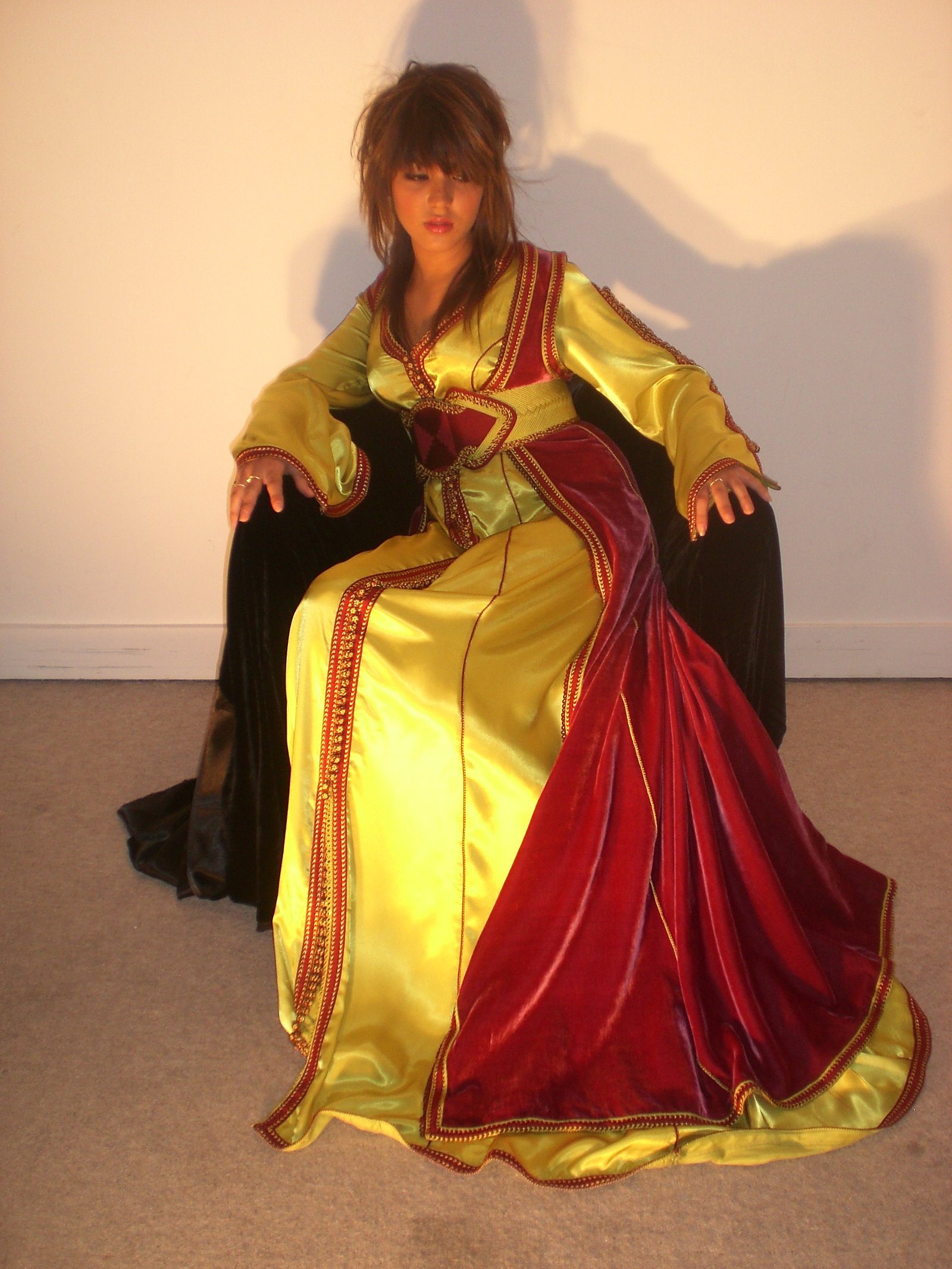 Caftan marocain vert pistache et fuchsia présenté en silhouette complète dans les archives 2009