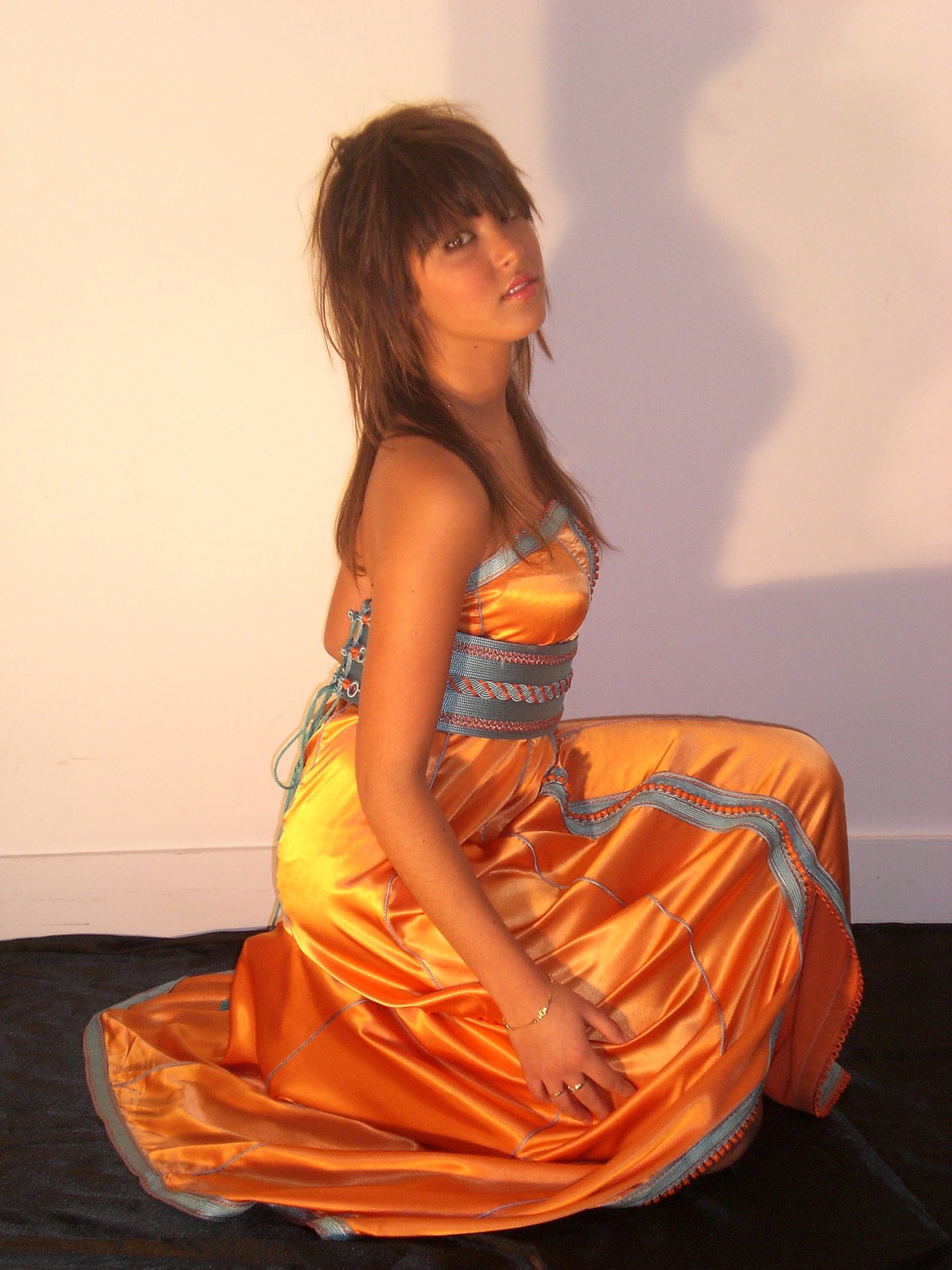 Caftan marocain orange satiné avec finitions turquoise, collection 2009