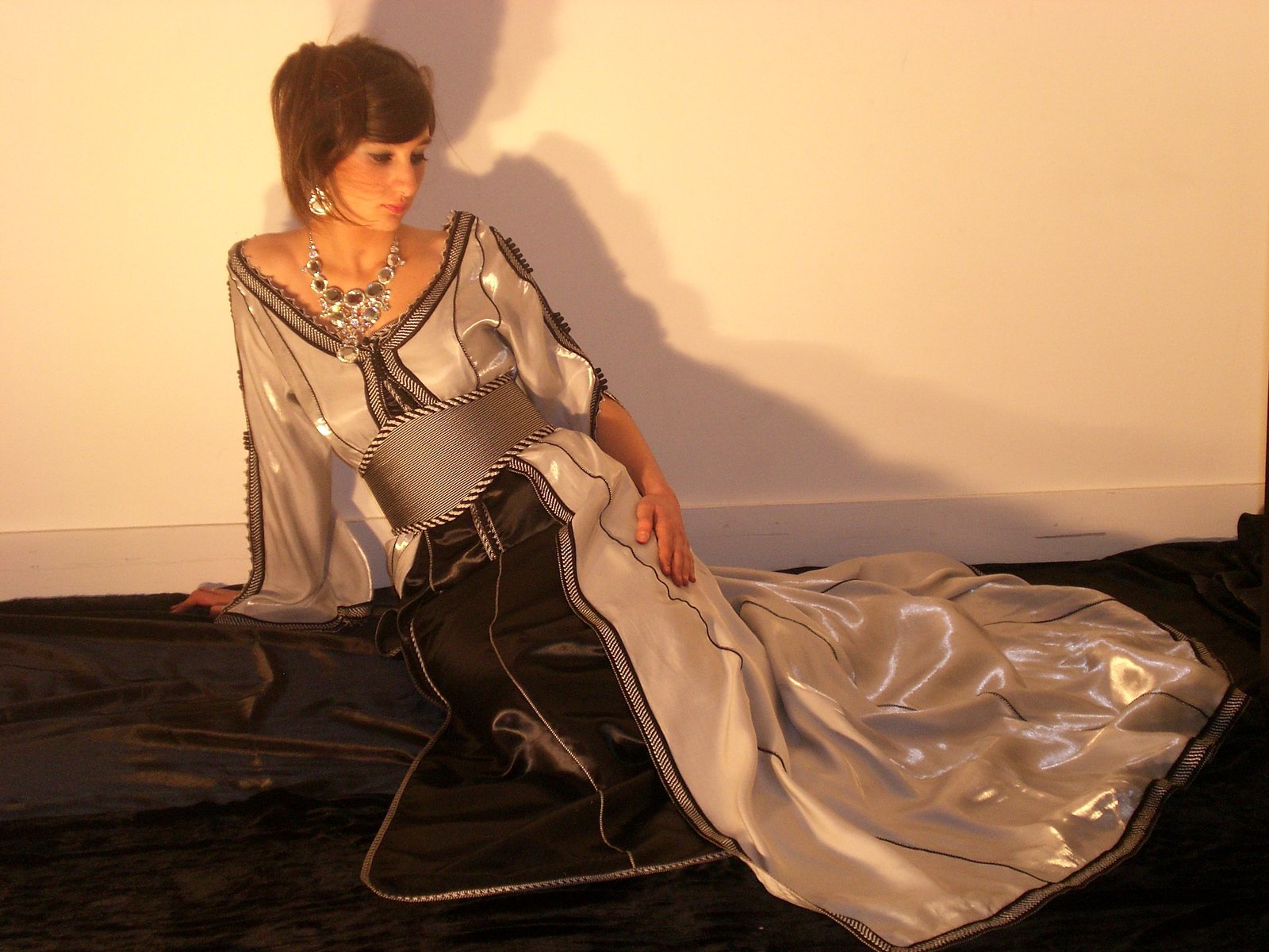 Caftan marocain argenté et noir à manches amples, archives de la Maison 2009
