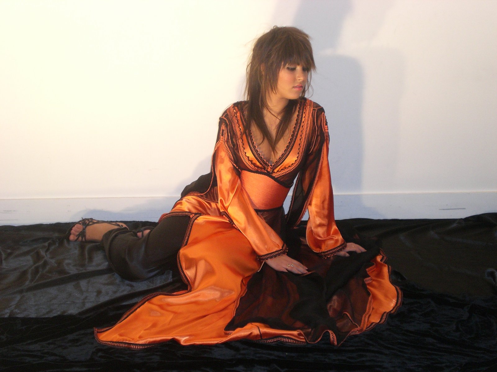 Caftan marocain orange et noir avec bordures contrastées, collection 2009