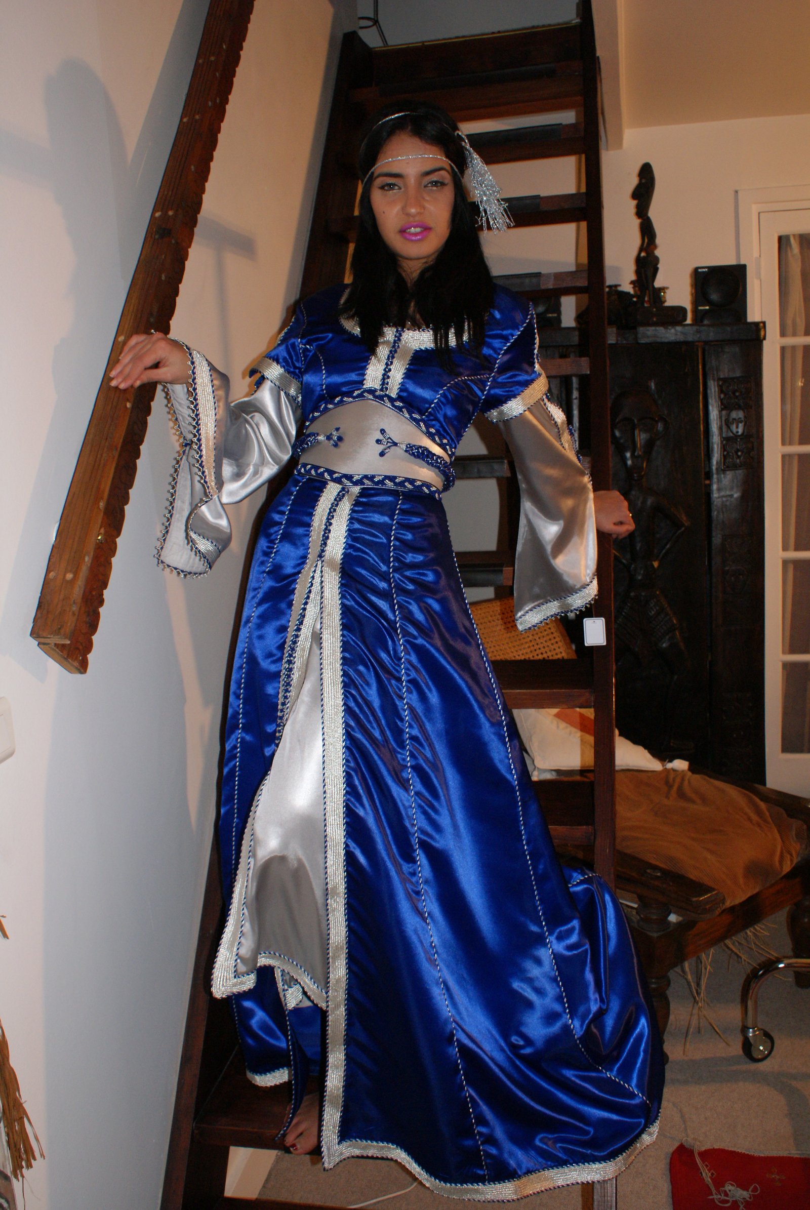 Caftan marocain bleu royal et argent présenté de face, archives 2010