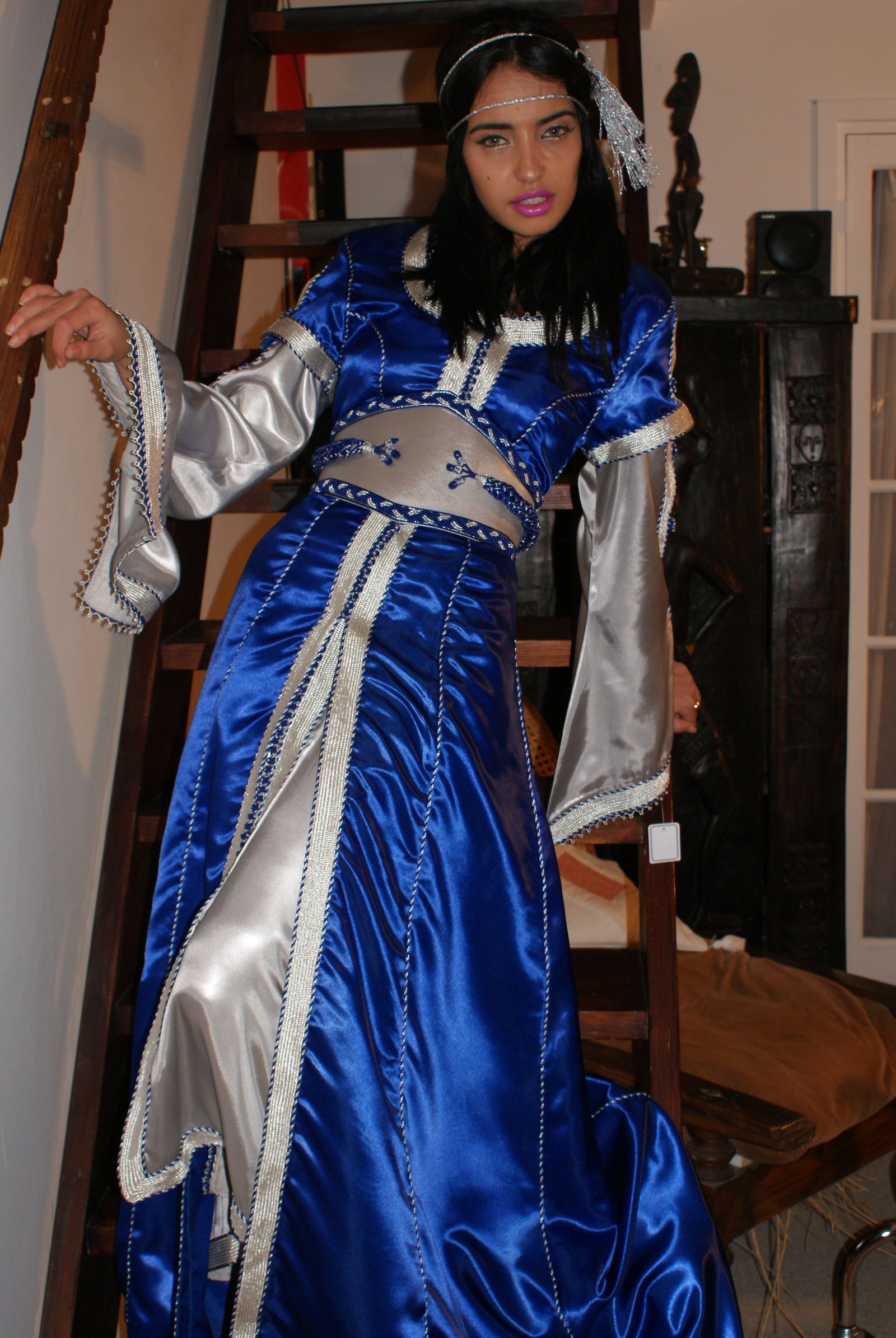 Vue rapprochée du caftan marocain bleu royal avec ceinture et manches argentées