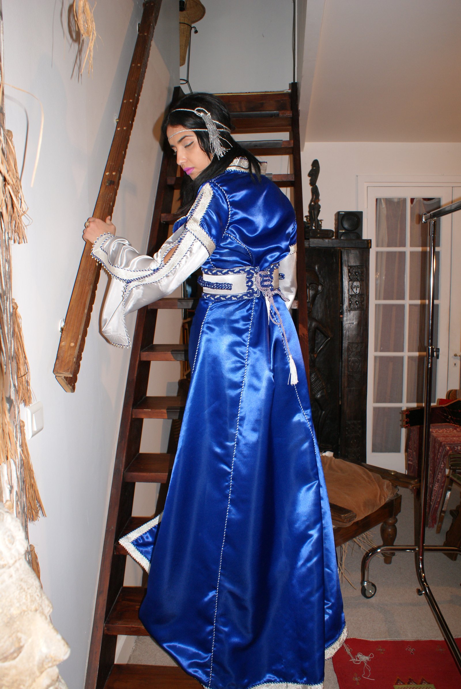 Vue de dos du caftan marocain bleu royal et argent, archives de la Maison 2010