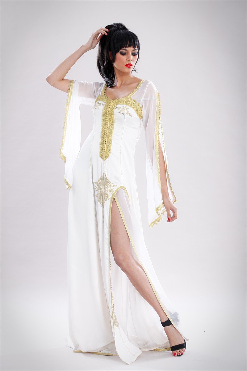 Caftan blanc ivoire à fente, collection 2012 des Archives Caftan En Ligne