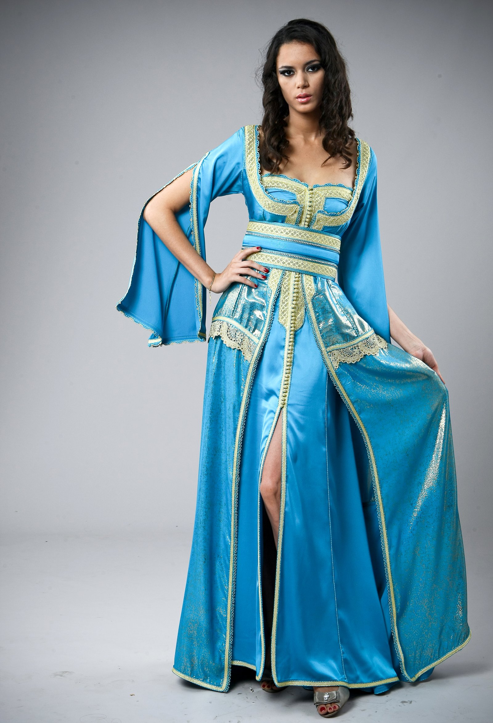 Caftan marocain bleu turquoise et doré, collection de caftans 2015 — vue 1 sur 3