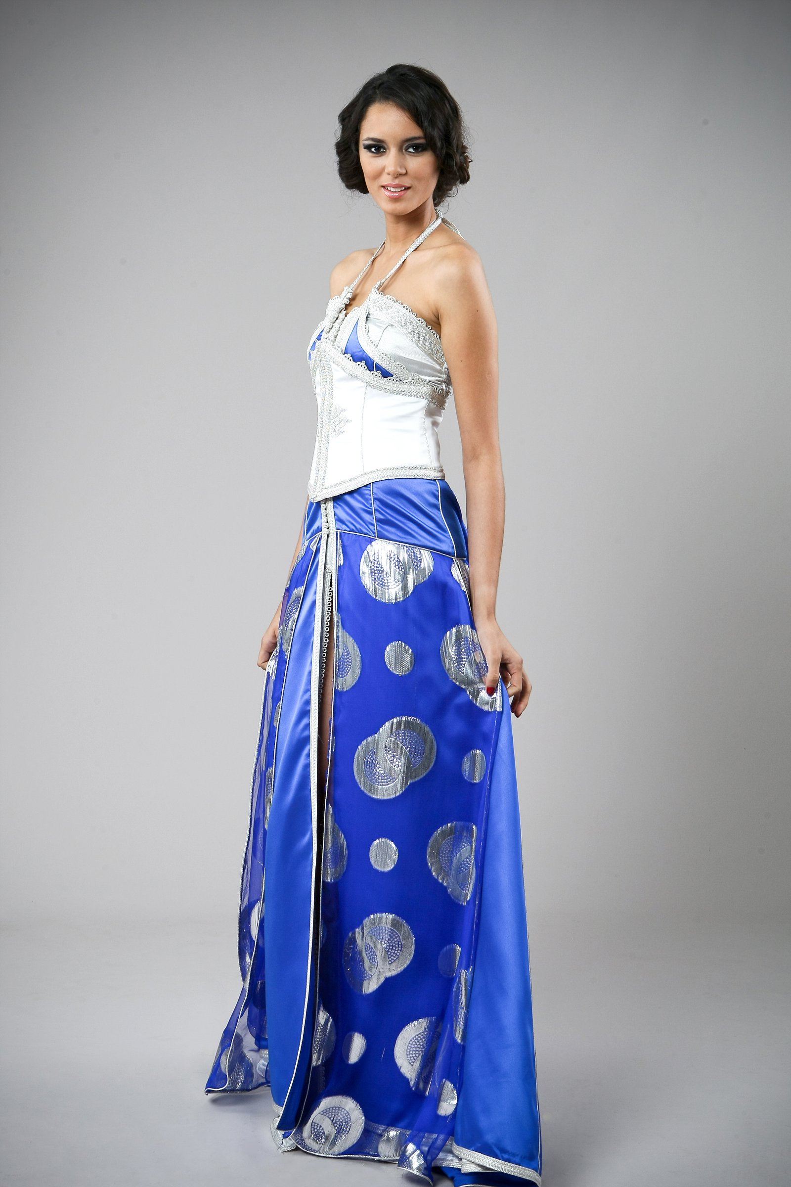 Tenue marocaine bleu royal et blanc, collection de caftans 2015 — vue 1 sur 4