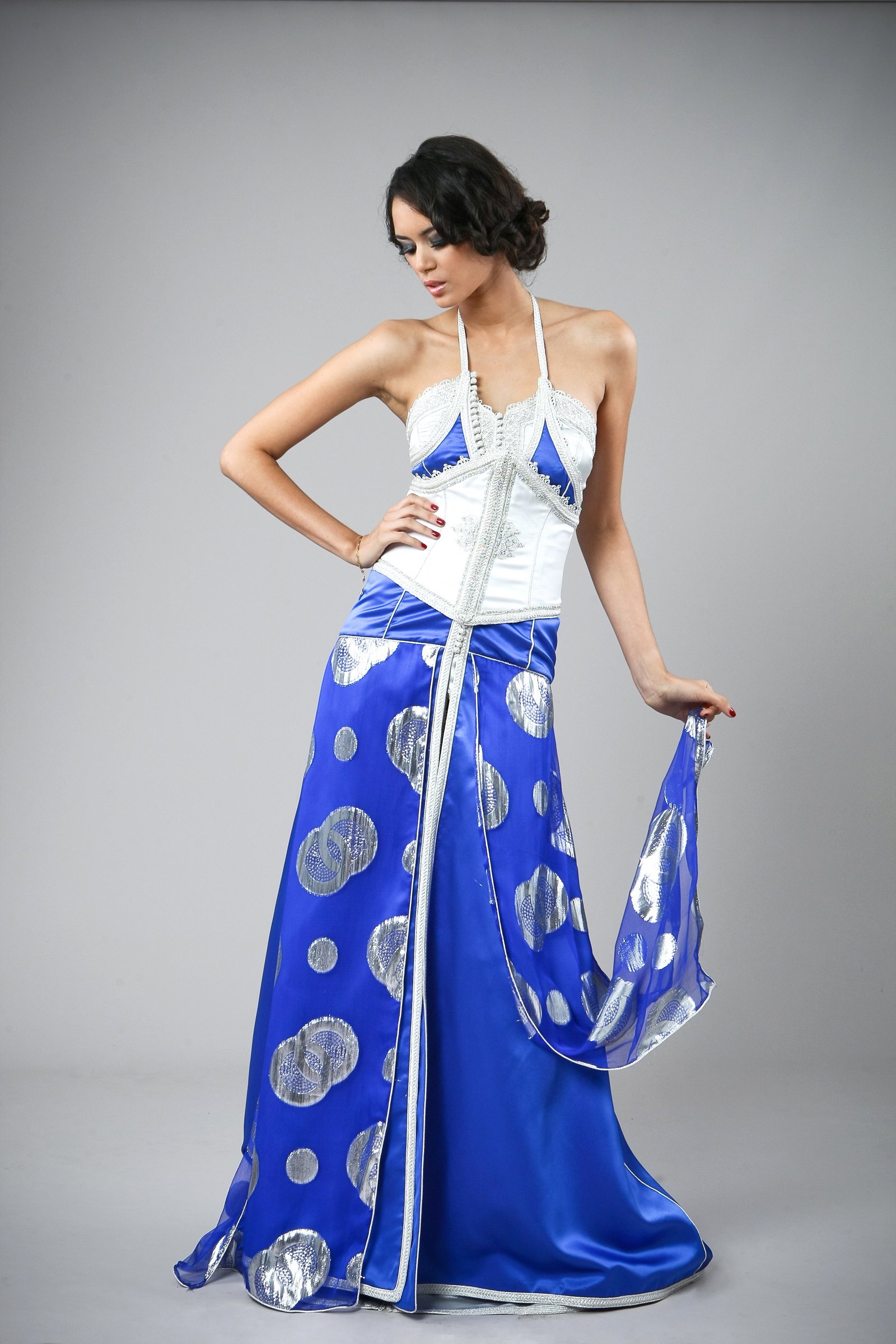 Tenue marocaine bleu royal et blanc, collection de caftans 2015 — vue 2 sur 4