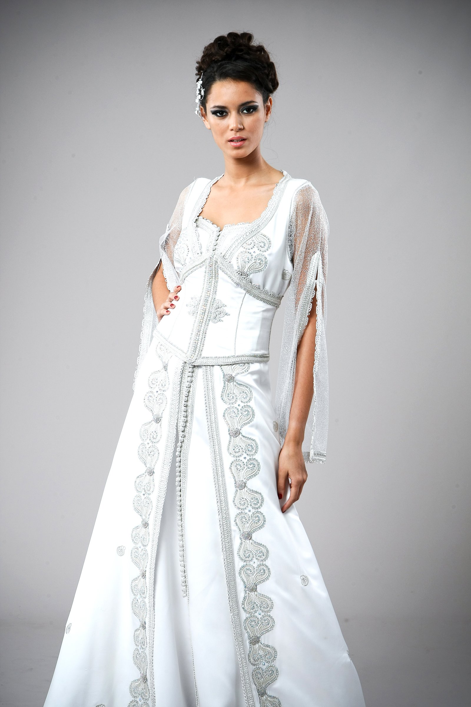 Caftan marocain blanc et argenté, collection de caftans 2015 — vue 1 sur 4
