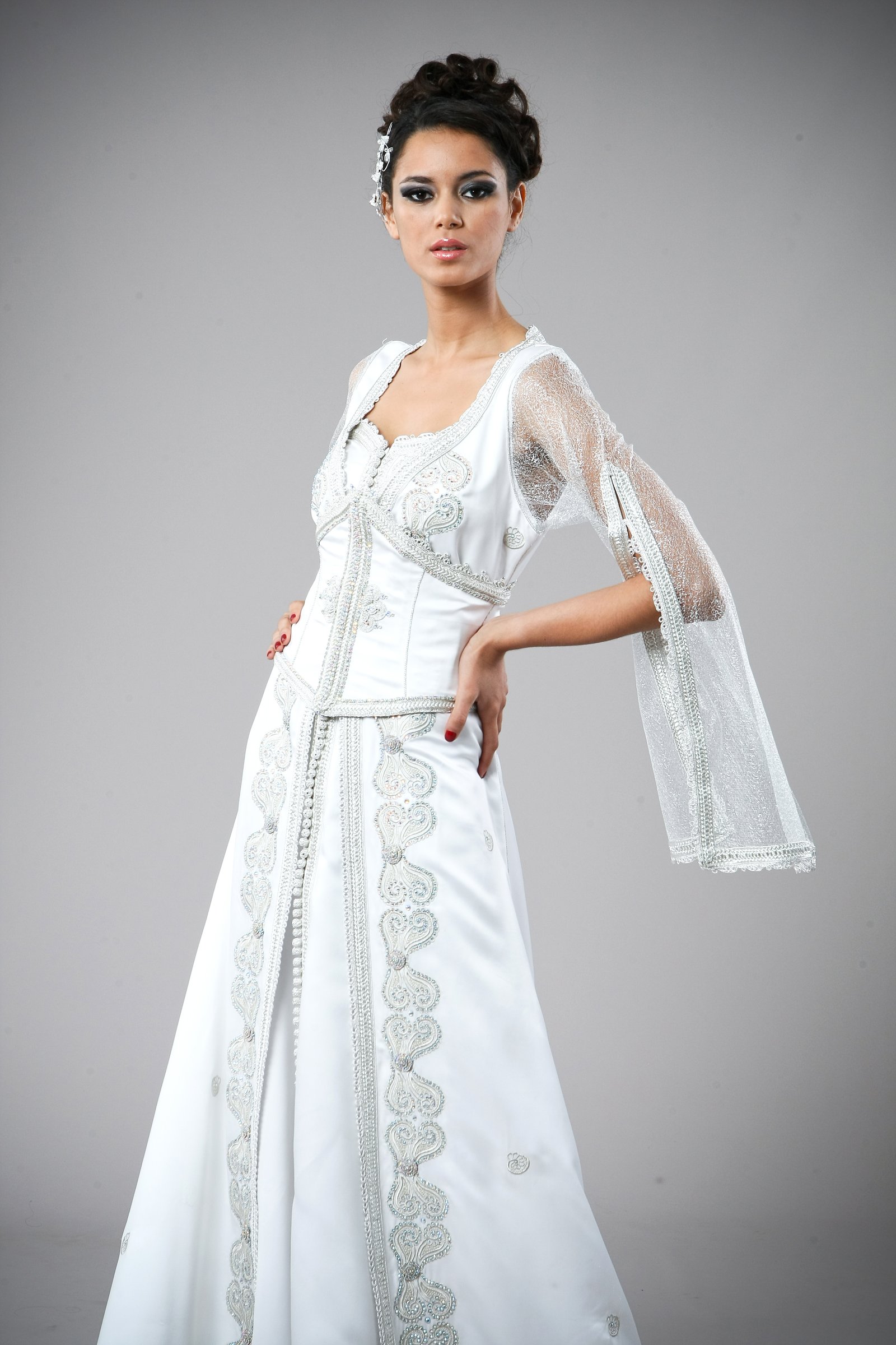 Caftan marocain blanc et argenté, collection de caftans 2015 — vue 2 sur 4