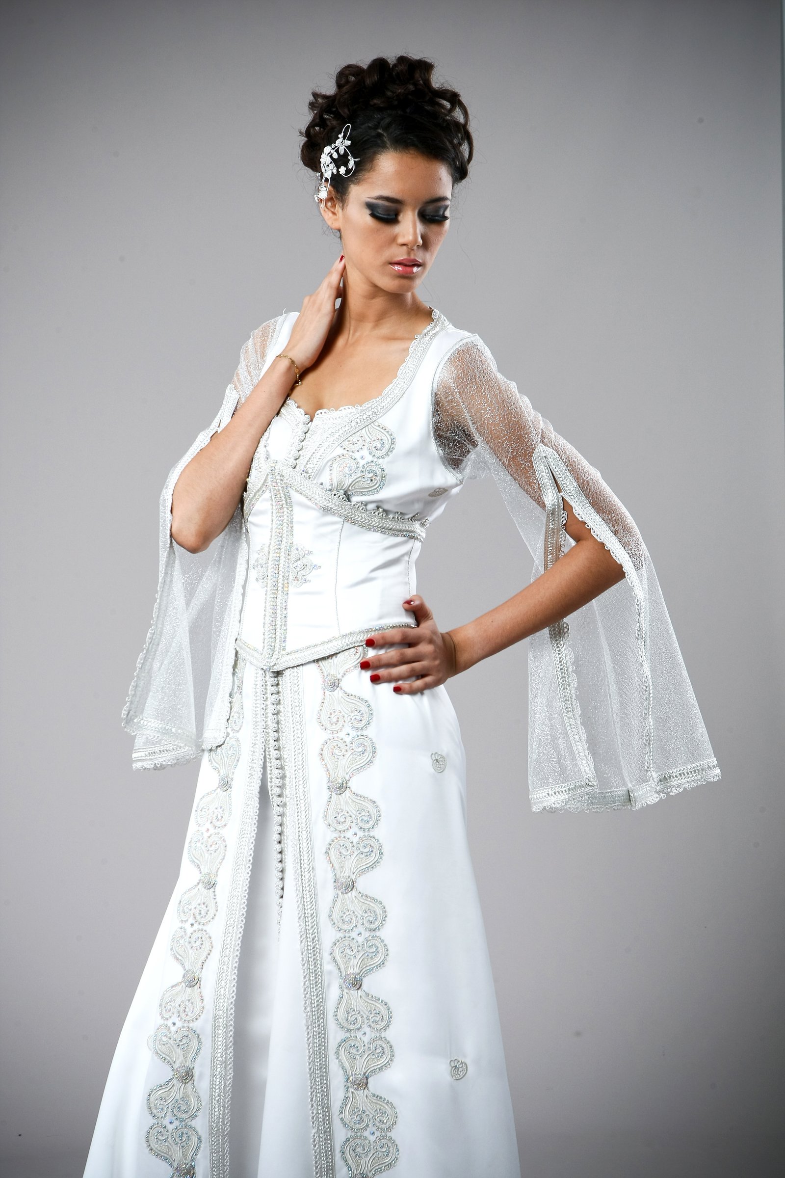 Caftan marocain blanc et argenté, collection de caftans 2015 — vue 3 sur 4