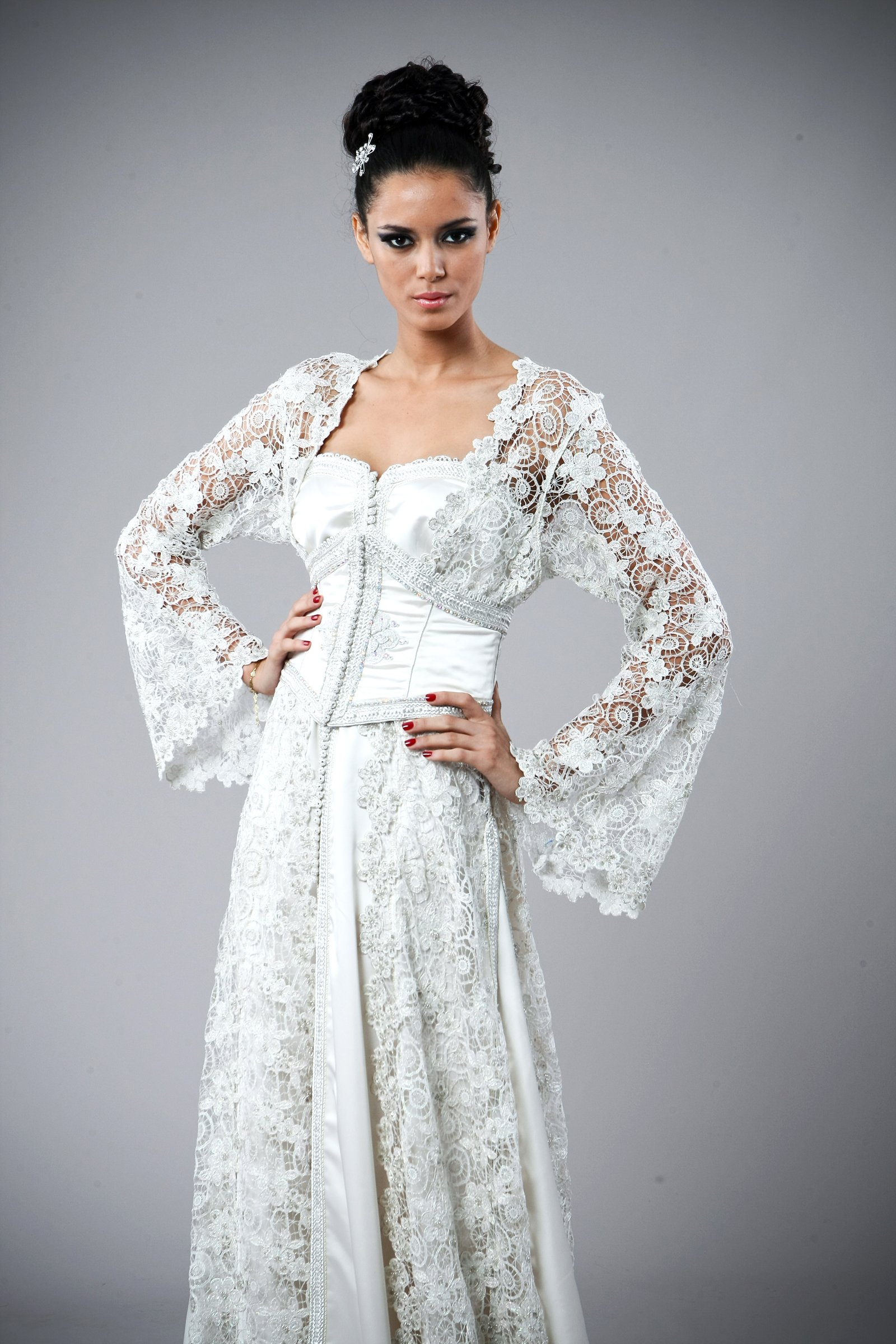 Caftan marocain blanc en dentelle, collection de caftans 2015 — vue 3 sur 4