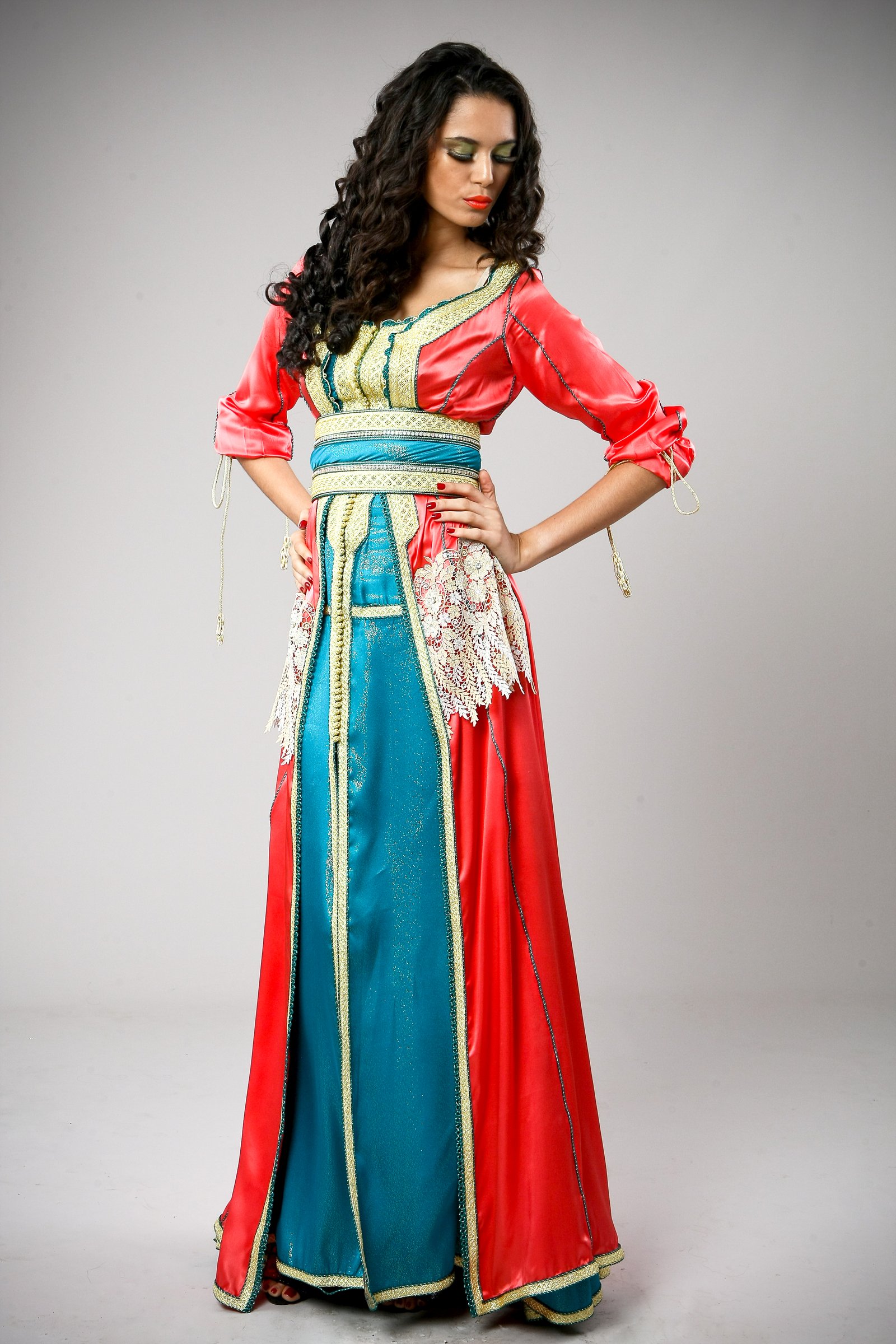 Caftan marocain corail et bleu turquoise, collection de caftans 2015 — vue 1 sur 6