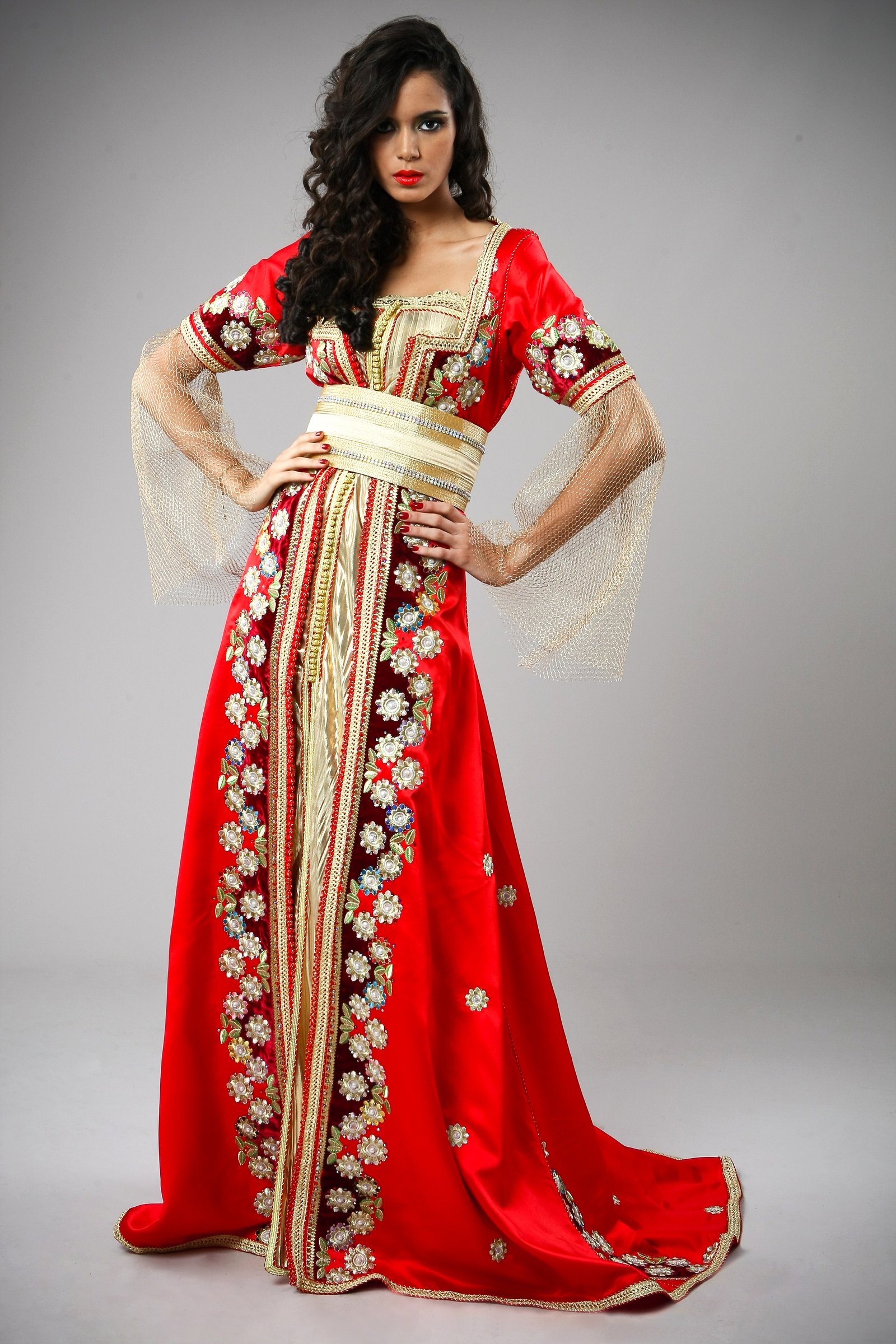 Caftan marocain rouge et doré, collection de caftans 2015 — vue 2 sur 5