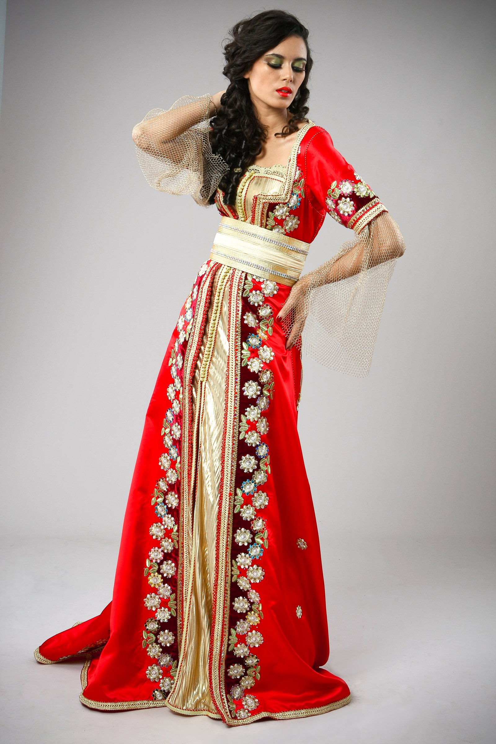 Caftan marocain rouge et doré, collection de caftans 2015 — vue 3 sur 5