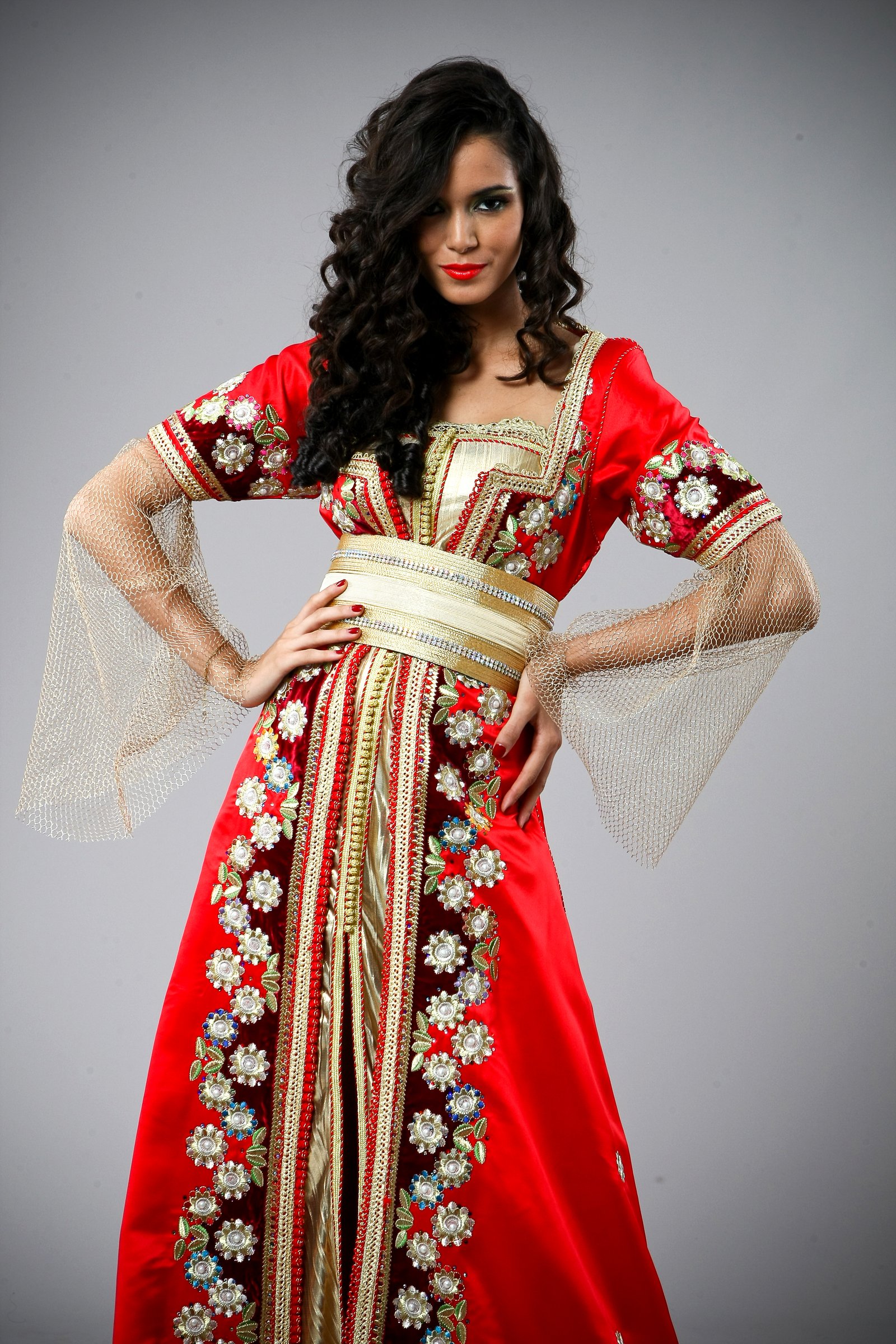 Caftan marocain rouge et doré, collection de caftans 2015 — vue 4 sur 5