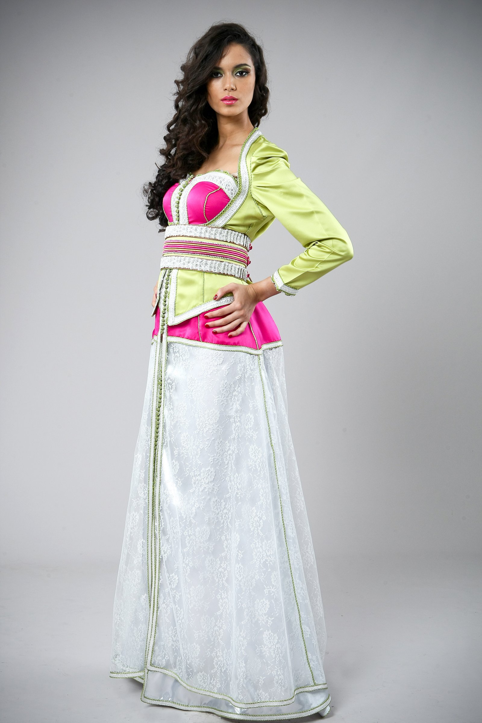 Caftan marocain vert anis, fuchsia et blanc, collection de caftans 2015 — vue 1 sur 7