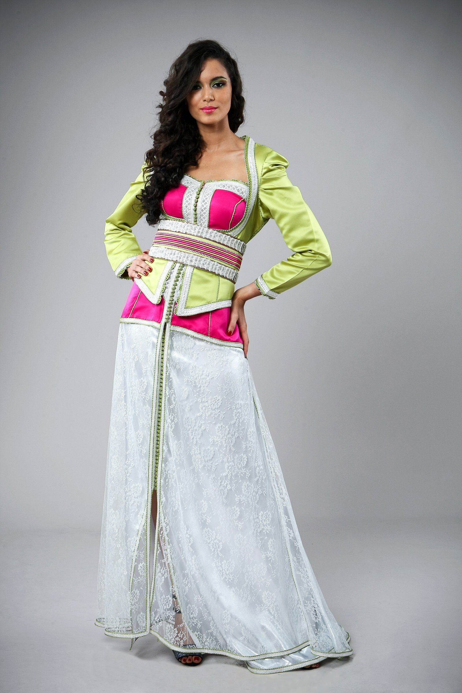 Caftan marocain vert anis, fuchsia et blanc, collection de caftans 2015 — vue 2 sur 7