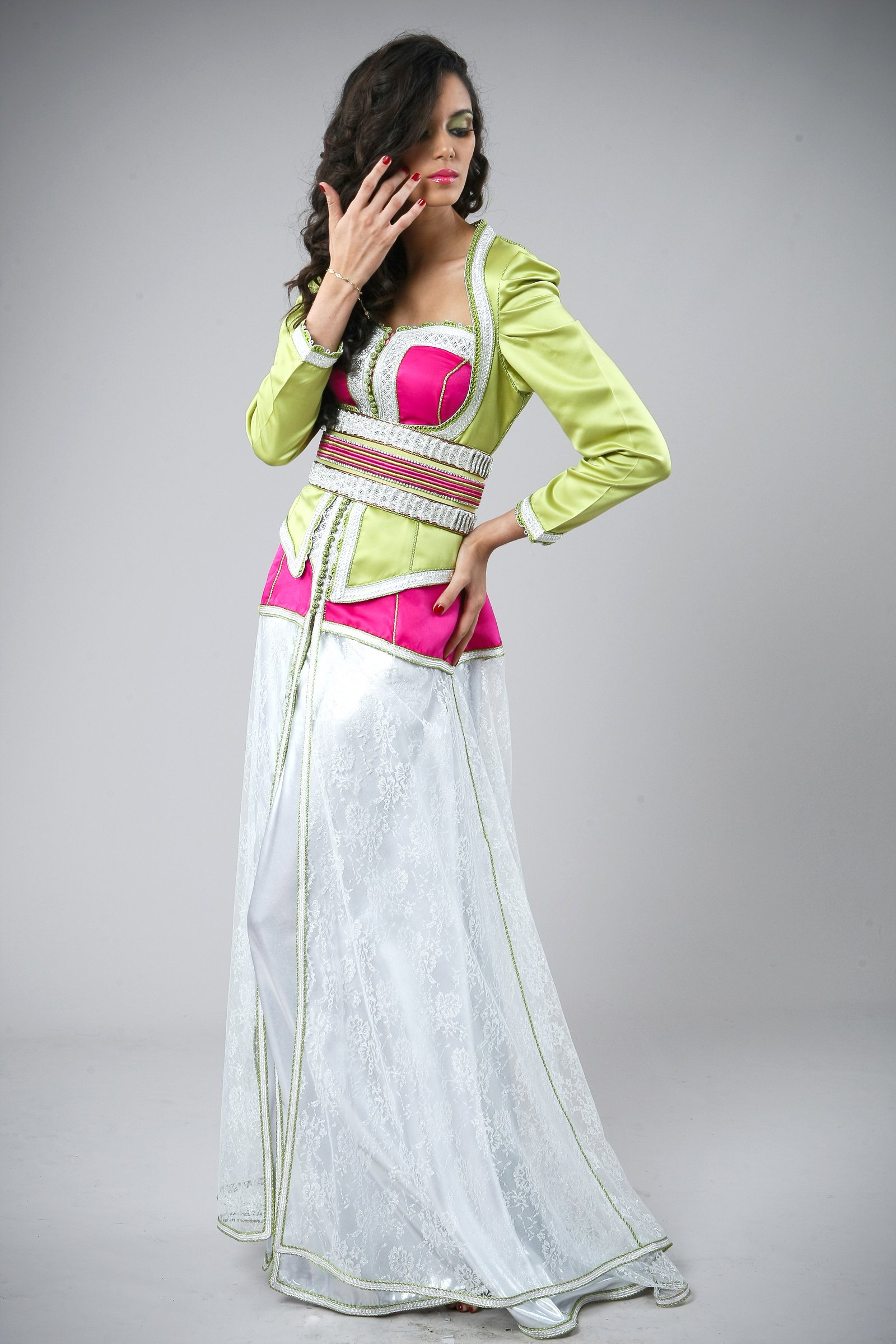 Caftan marocain vert anis, fuchsia et blanc, collection de caftans 2015 — vue 5 sur 7
