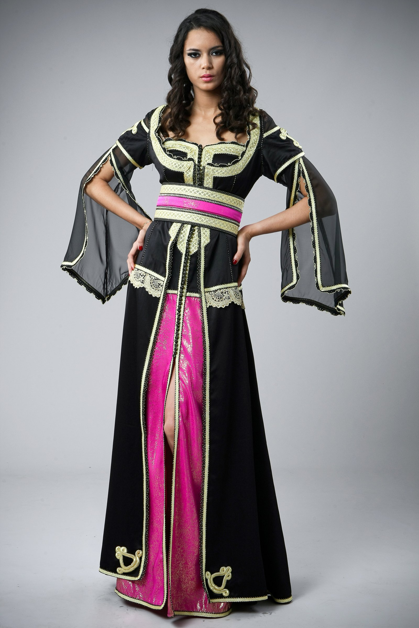 Caftan marocain noir et fuchsia, collection de caftans 2015 — vue 1 sur 2