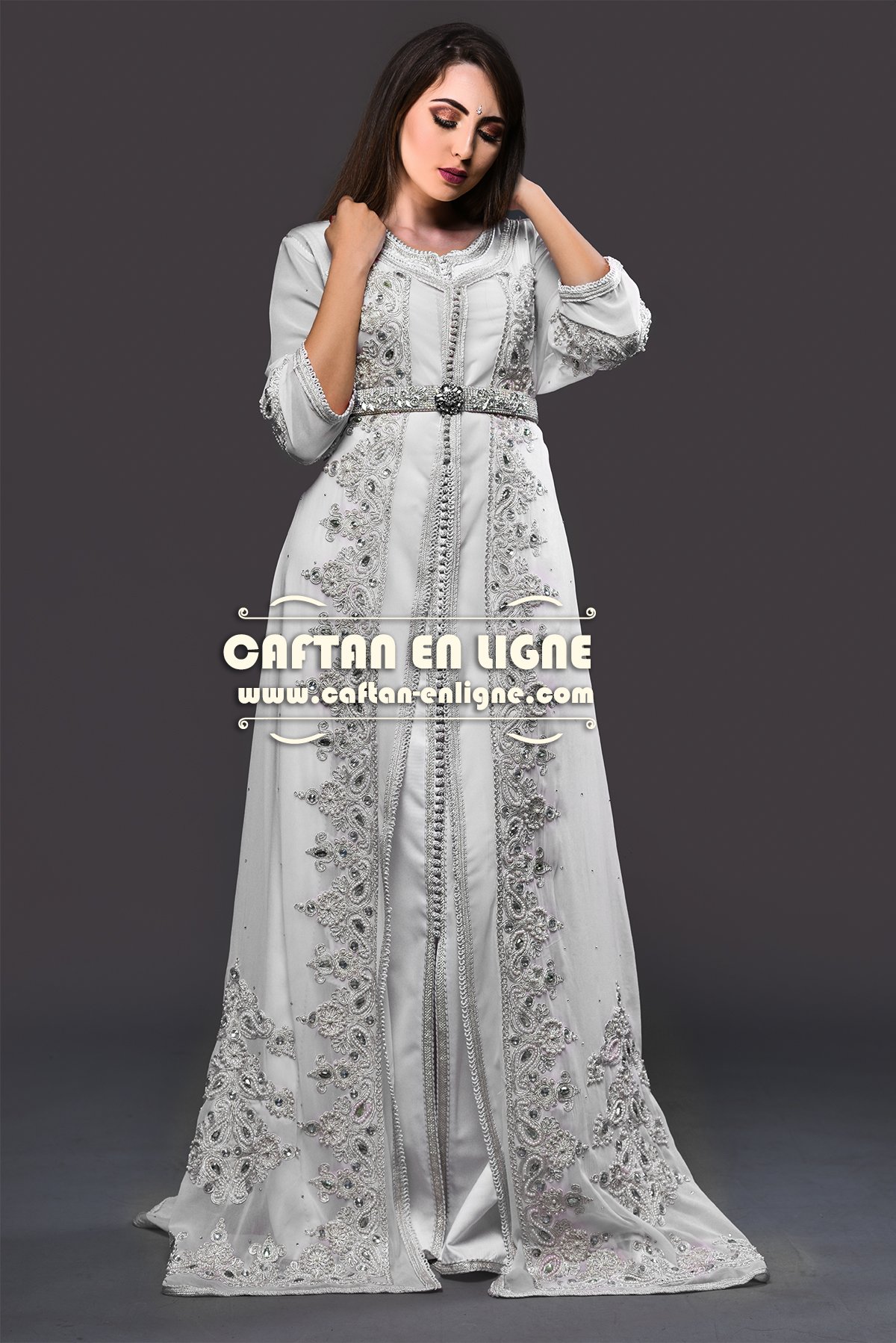 Caftan marocain gris argent richement brodé présenté dans les archives 2018
