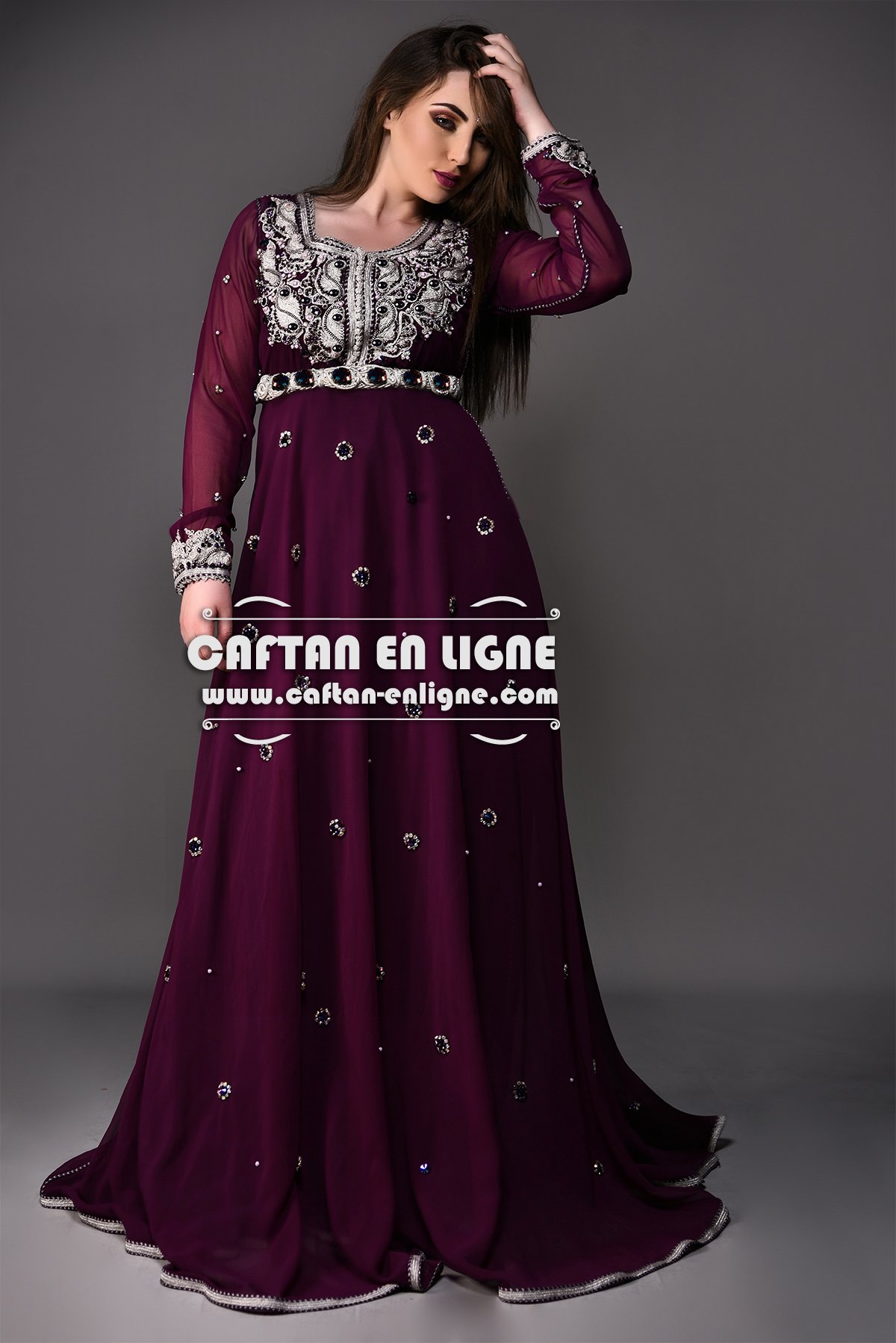 Caftan marocain bordeaux aux broderies argentées et manches contrastées