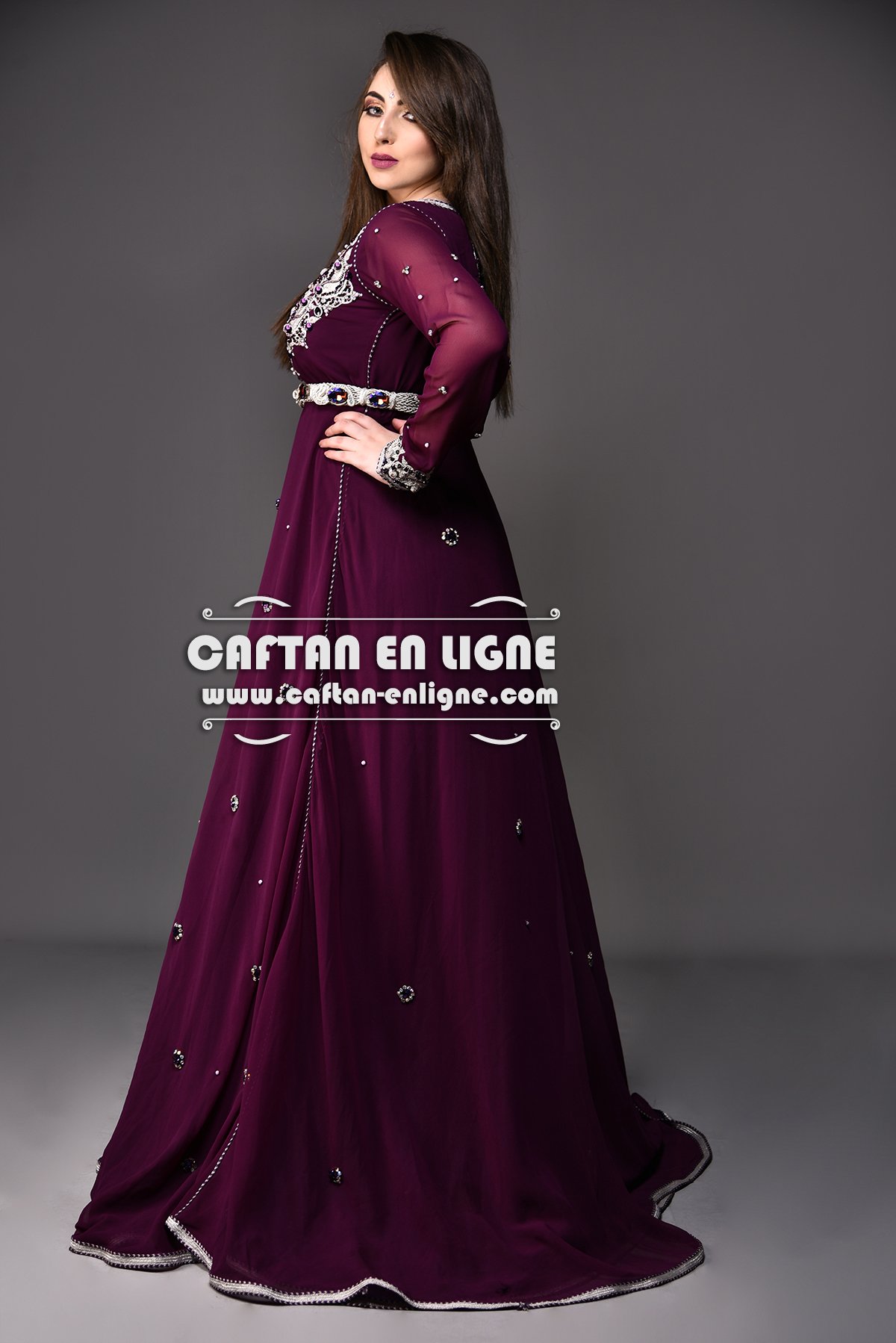 Vue de profil d’un caftan marocain bordeaux de la collection 2018