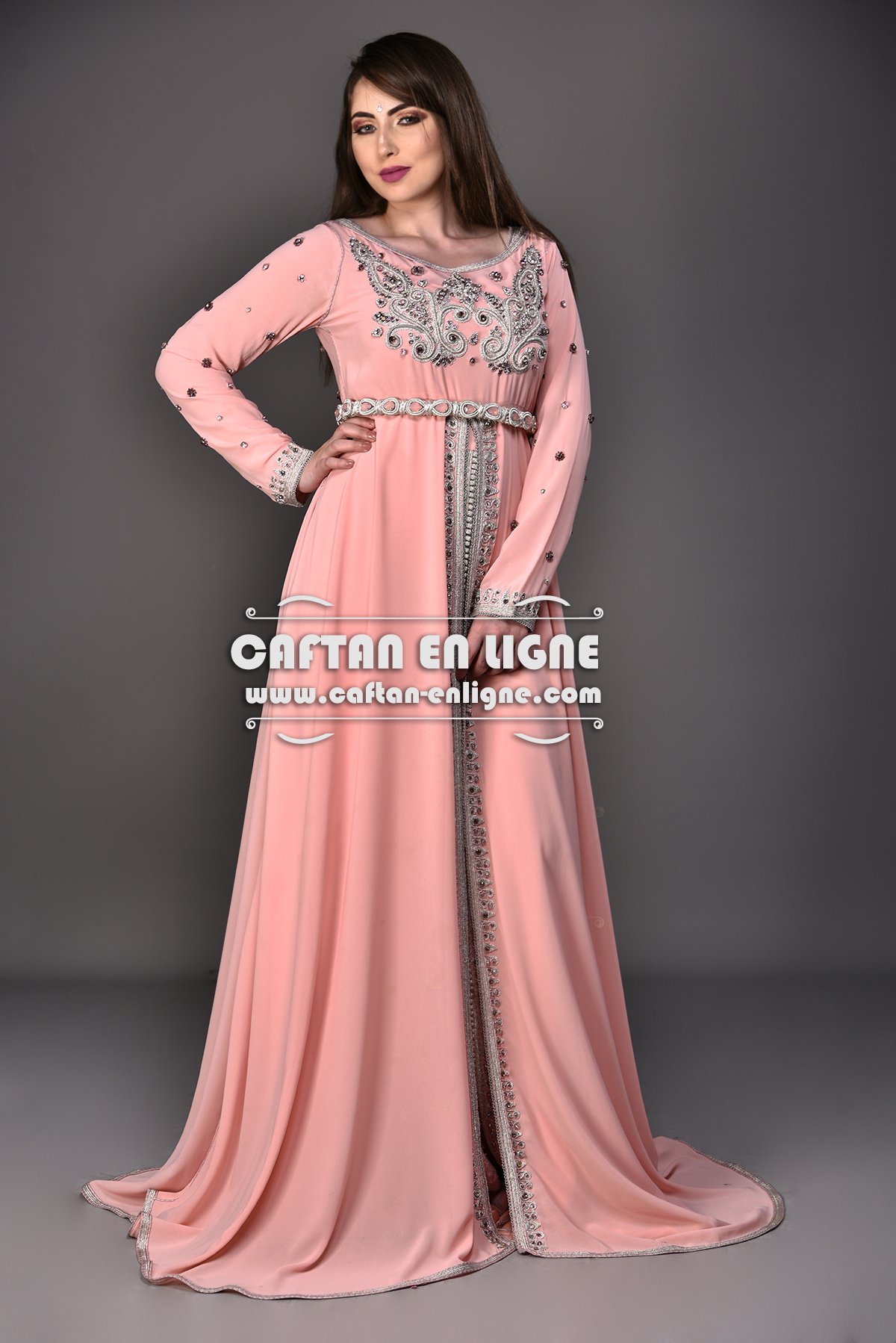 Silhouette de caftan marocain rose poudré photographiée en studio