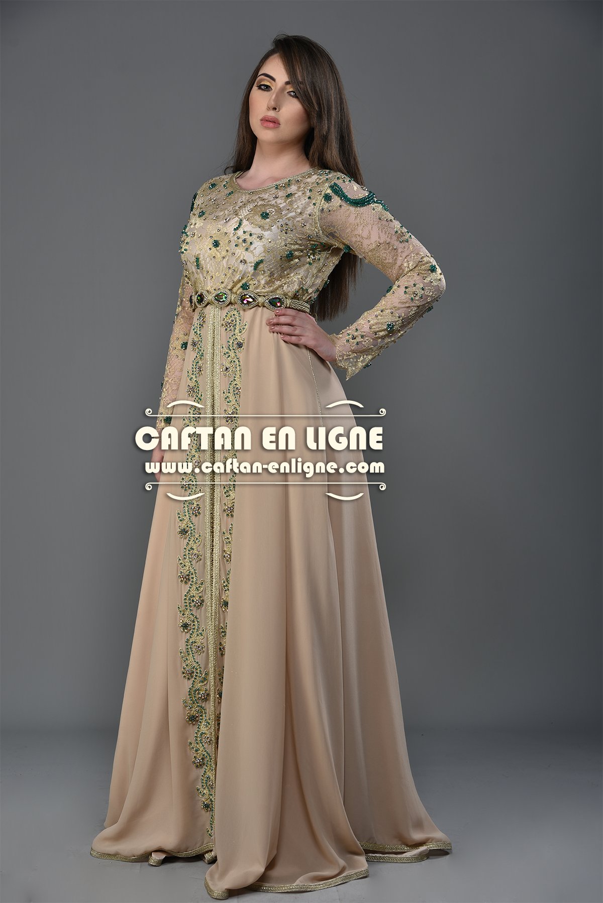 Caftan marocain beige orné de broderies vertes, archives de la Maison 2018