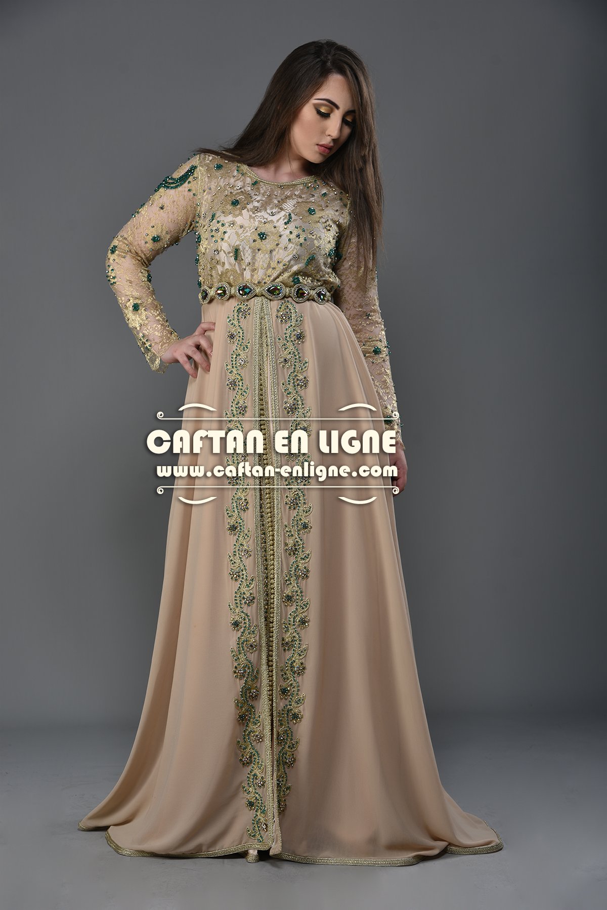Vue trois quarts d’un caftan marocain beige aux détails verts