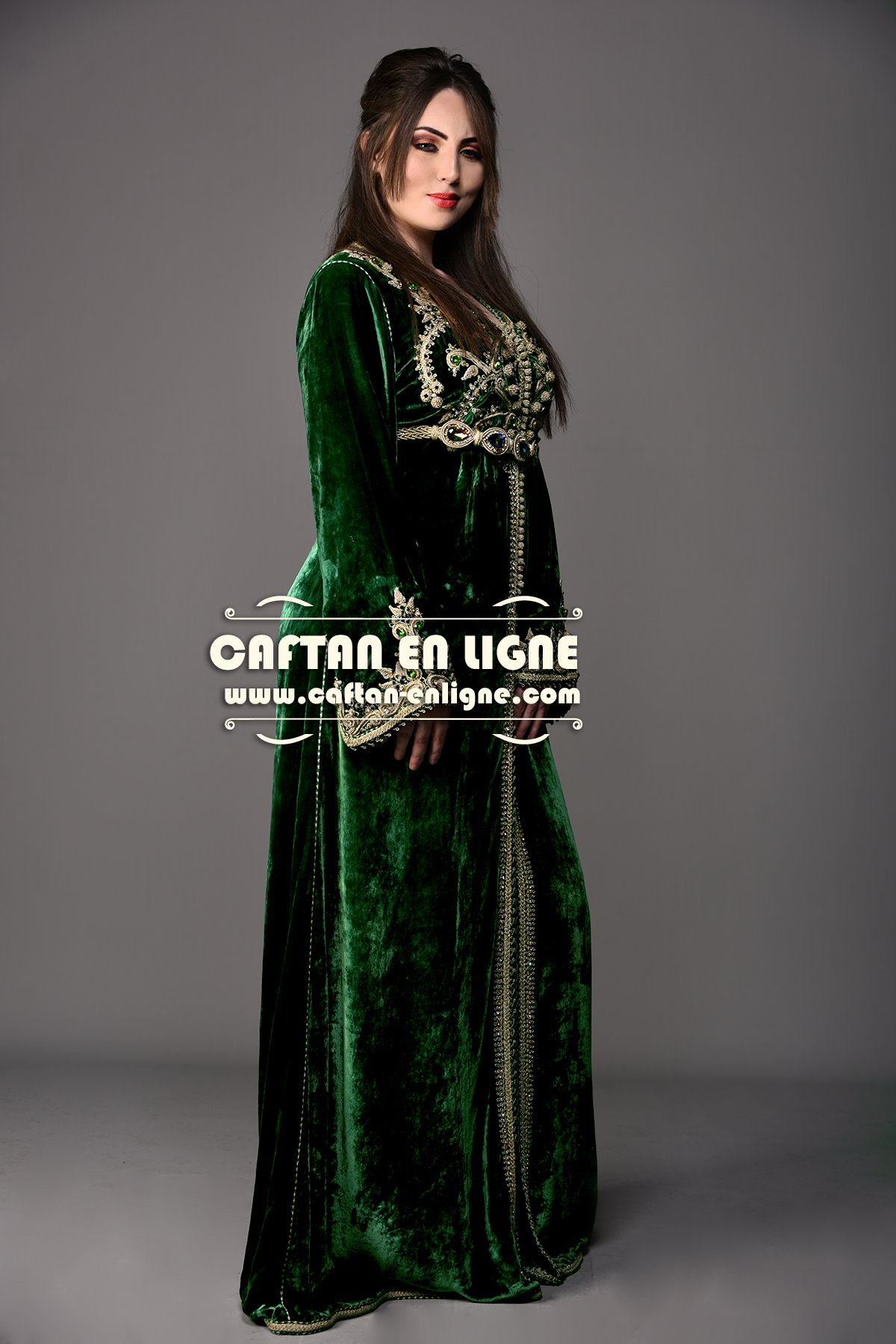 Caftan marocain en velours vert émeraude avec broderies dorées