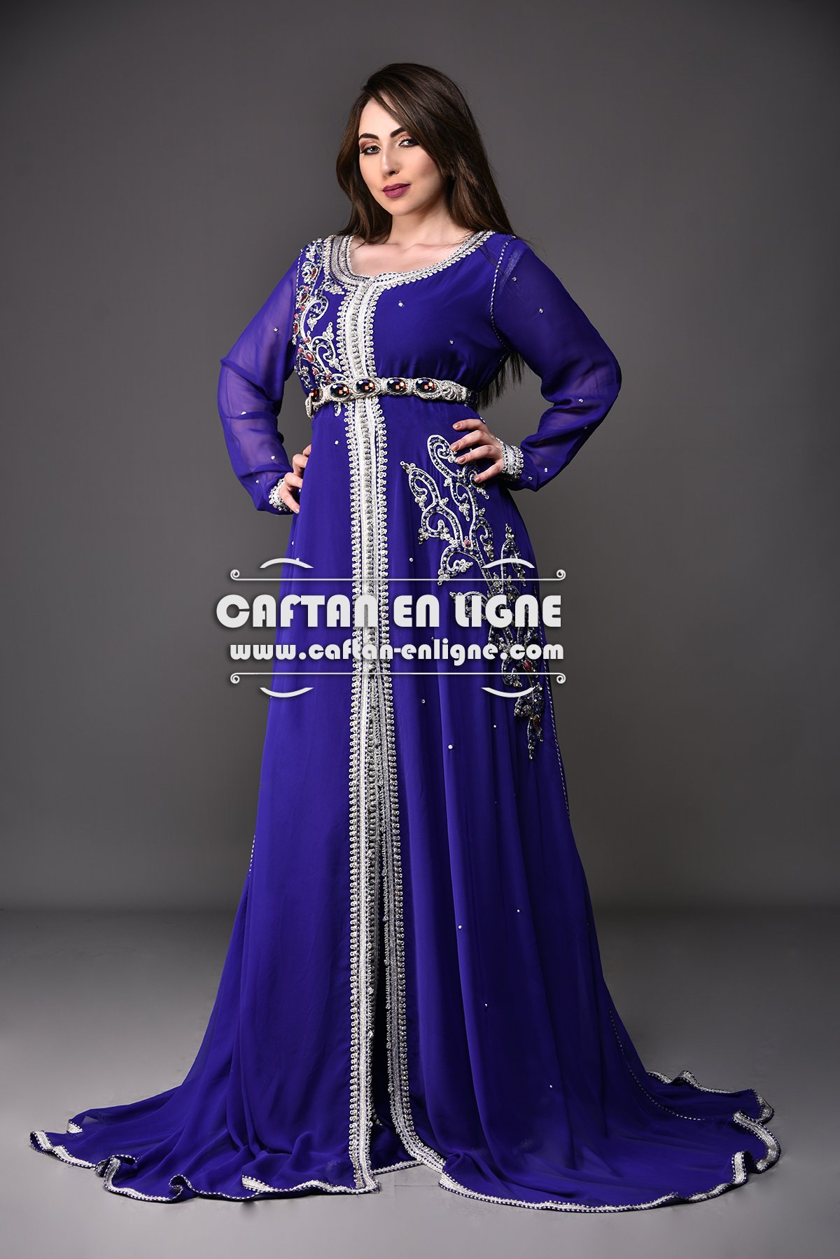 Caftan marocain bleu royal avec sfifa claire et ceinture de cérémonie