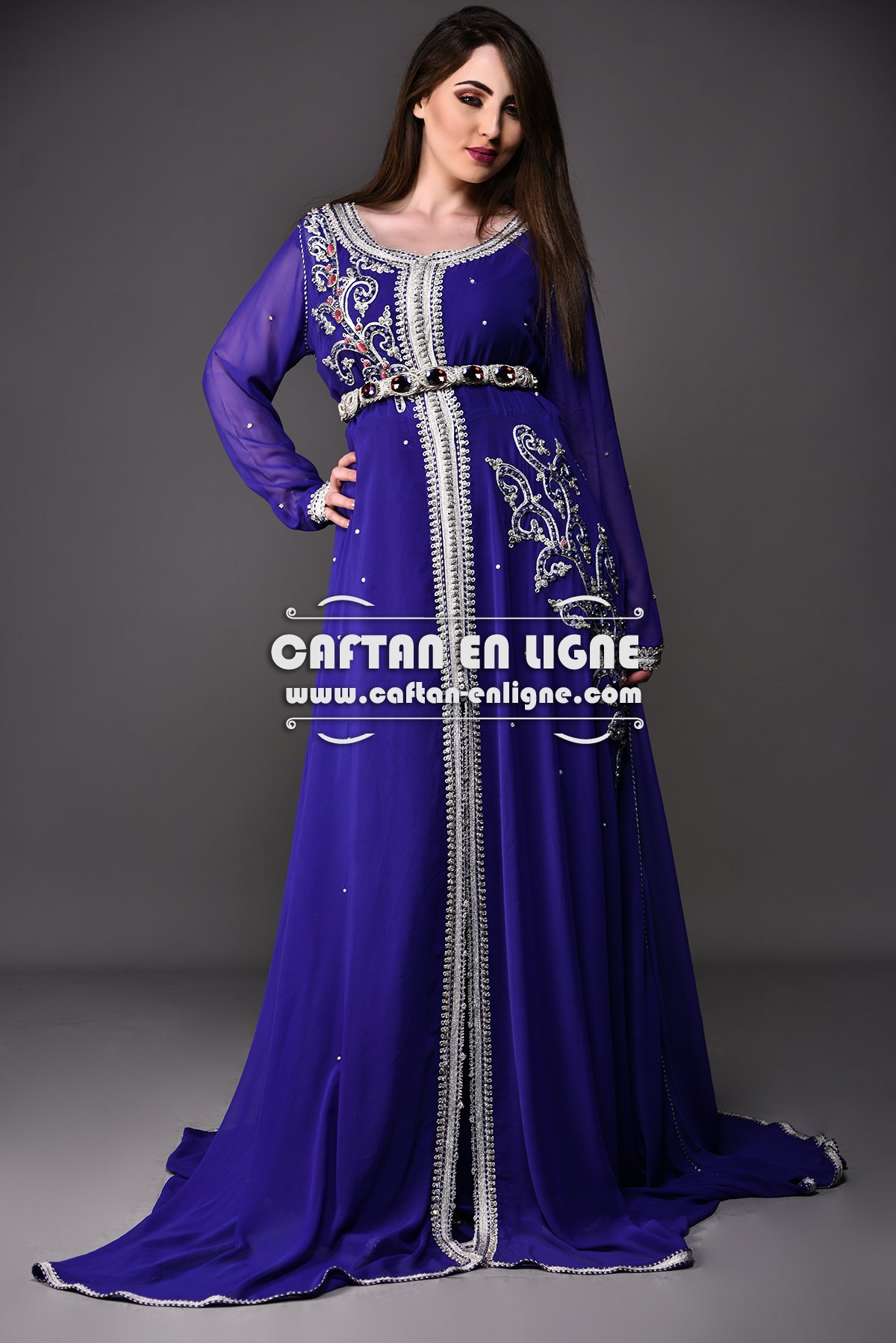 Caftan marocain bleu électrique richement brodé dans les archives 2018