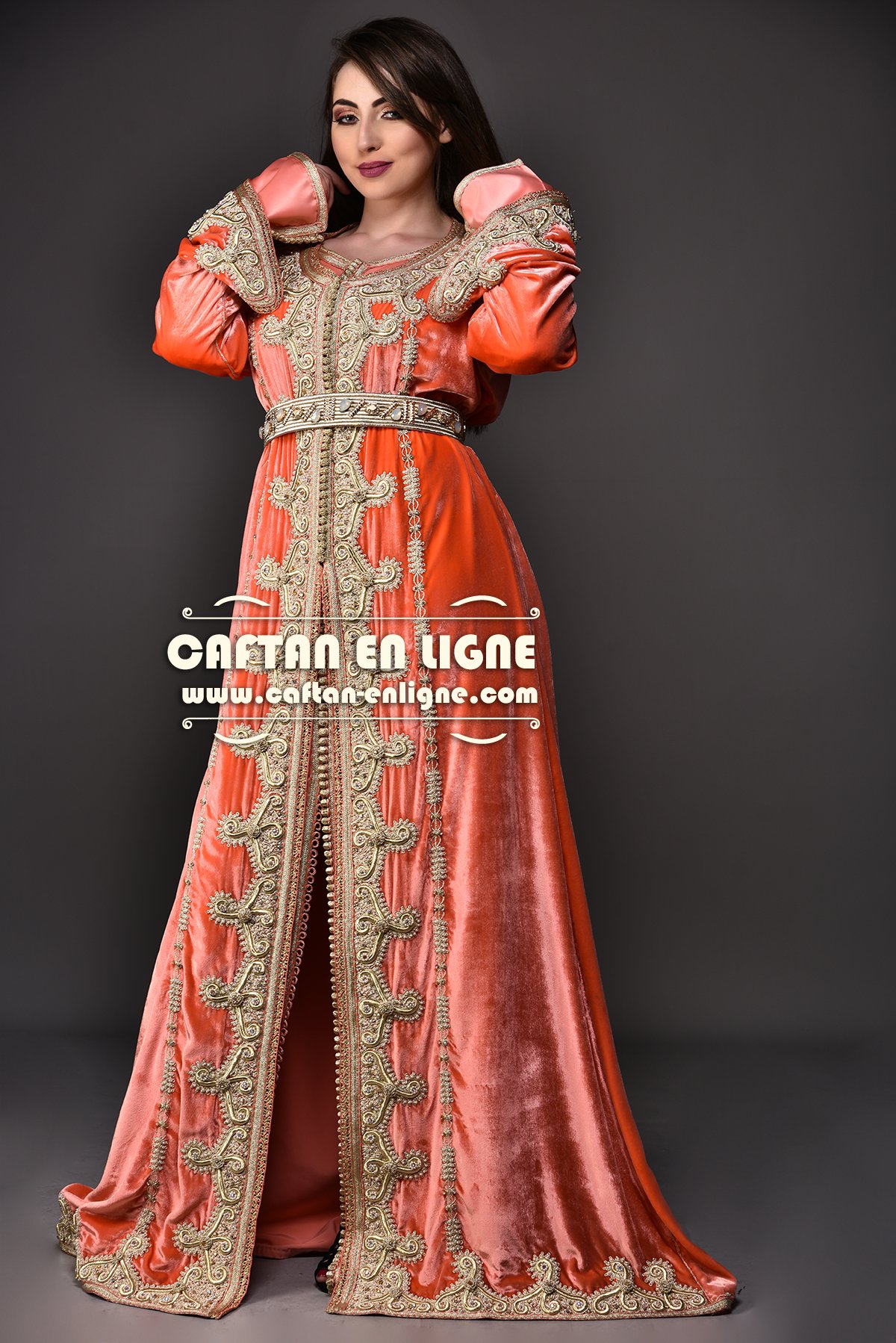 Caftan marocain orange corail avec broderies vertes et dorées