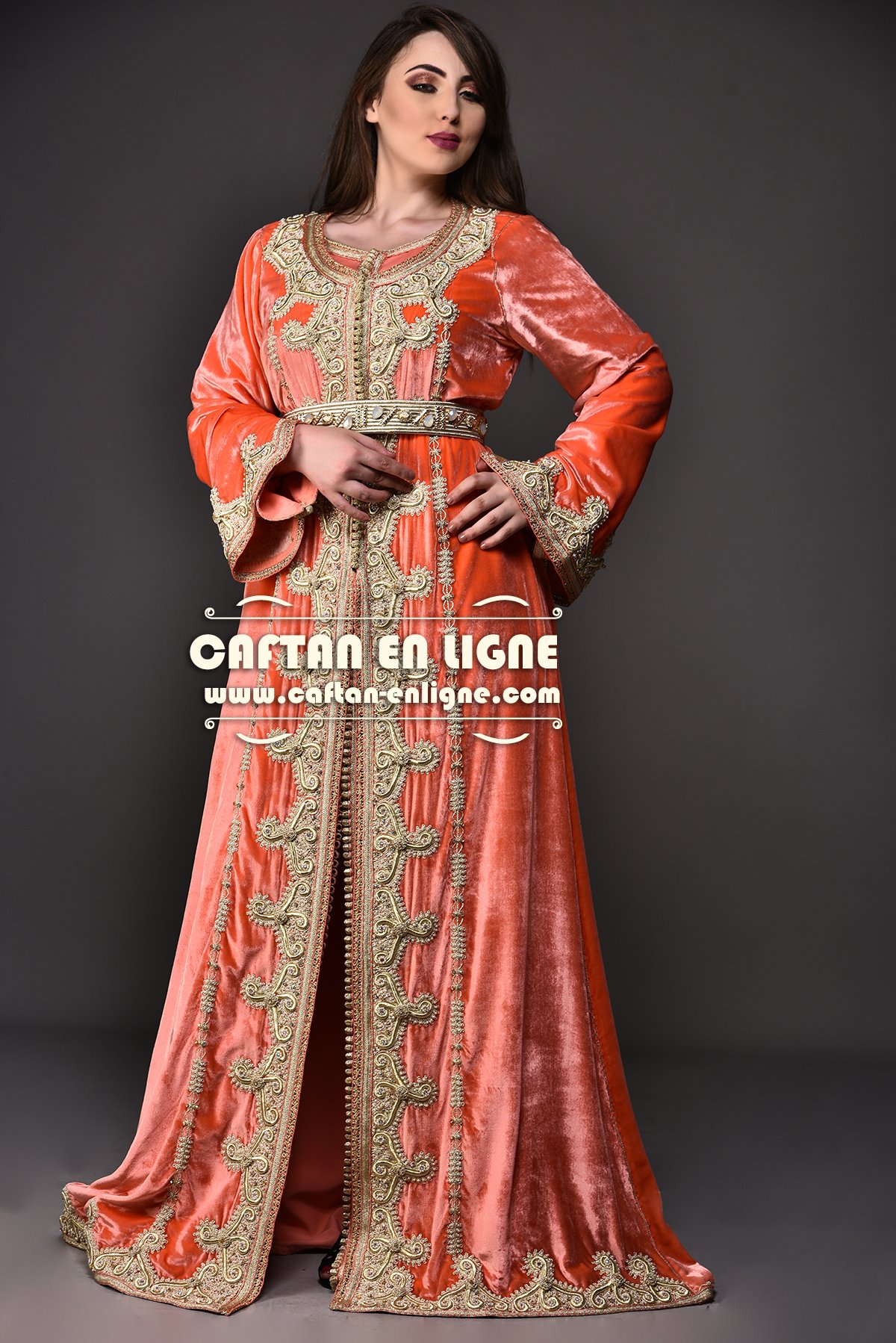 Vue frontale d’un caftan marocain corail de la collection 2018