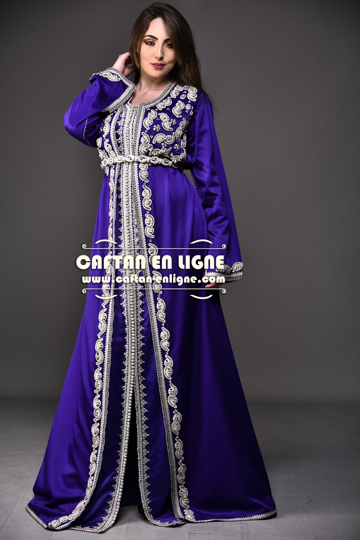Caftan marocain bleu nuit avec broderies argentées verticales