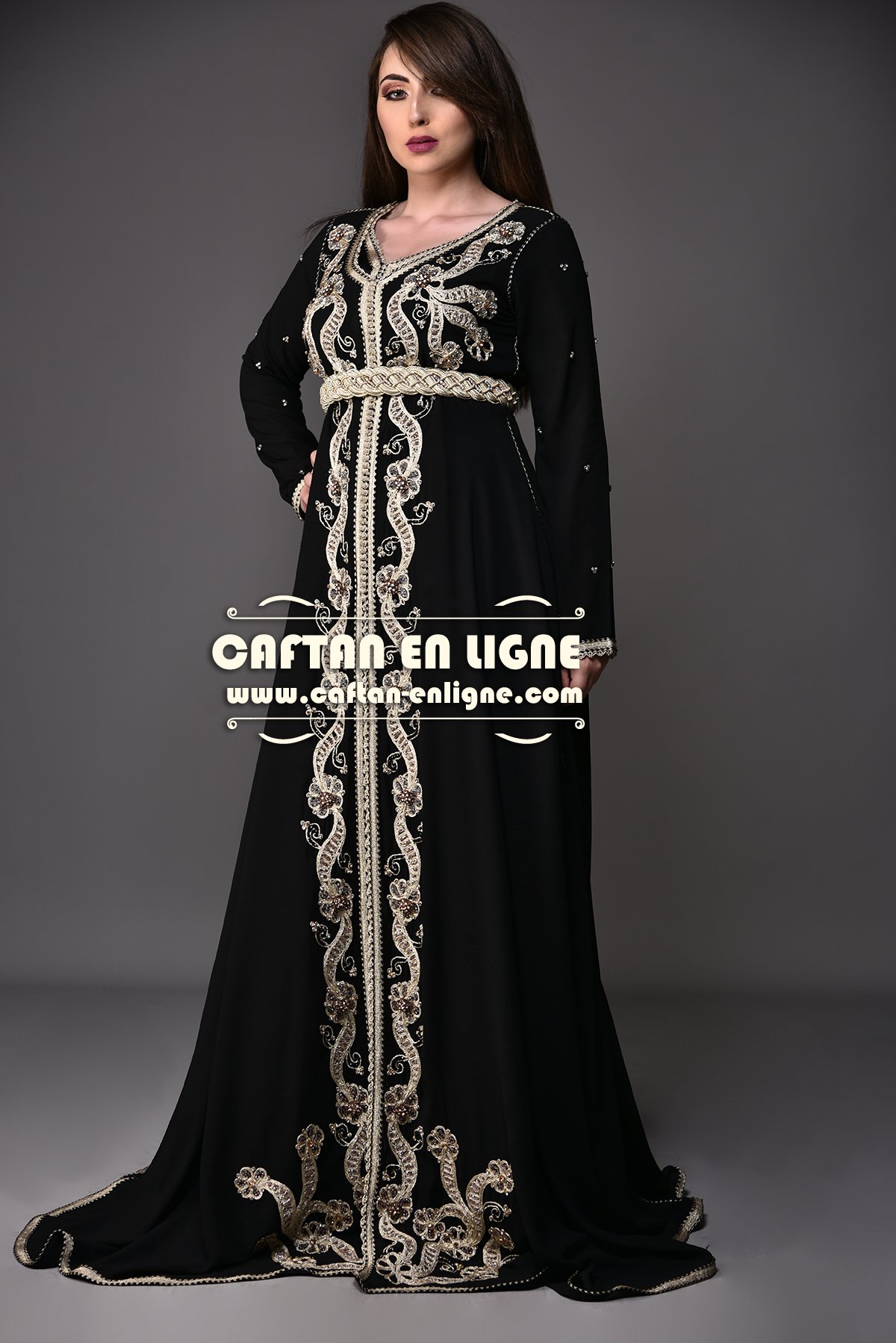 Caftan marocain noir aux ornements argentés et coupe longue