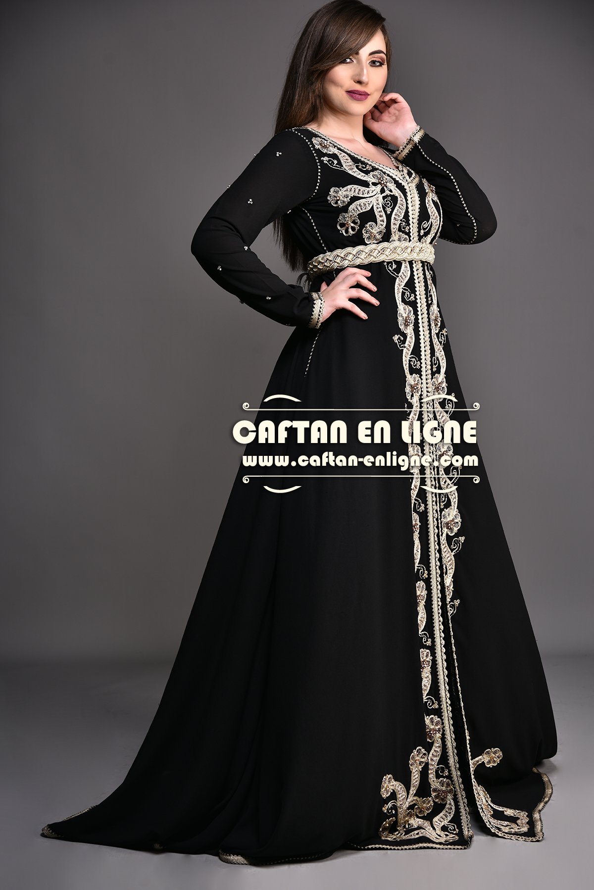 Vue de trois quarts d’un caftan marocain noir de cérémonie